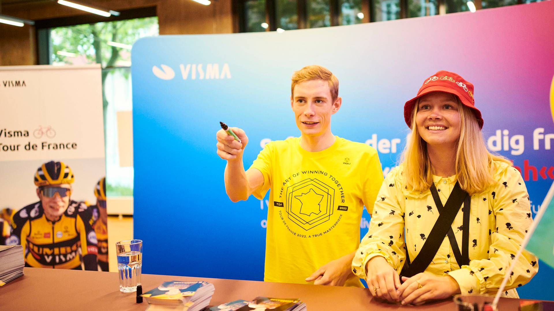 Med 45 minutters autografskrivning og selfie-shots blandt Visma-medarbejderne lagde Jonas Vingegaard nye alen til sin status som Danmarks formentlig mest fotograferede mand i disse dage. | Foto: Bram Berkien/Team Jumbo-Visma/PR