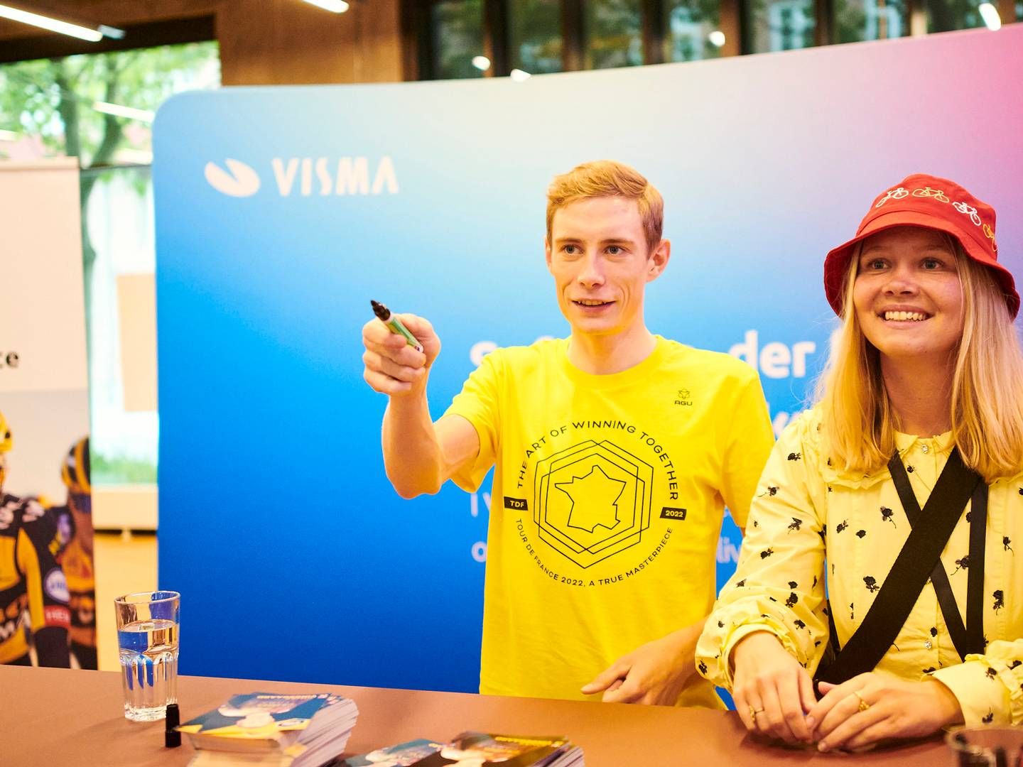 Med 45 minutters autografskrivning og selfie-shots blandt Visma-medarbejderne lagde Jonas Vingegaard nye alen til sin status som Danmarks formentlig mest fotograferede mand i disse dage. | Foto: Bram Berkien/Team Jumbo-Visma/PR