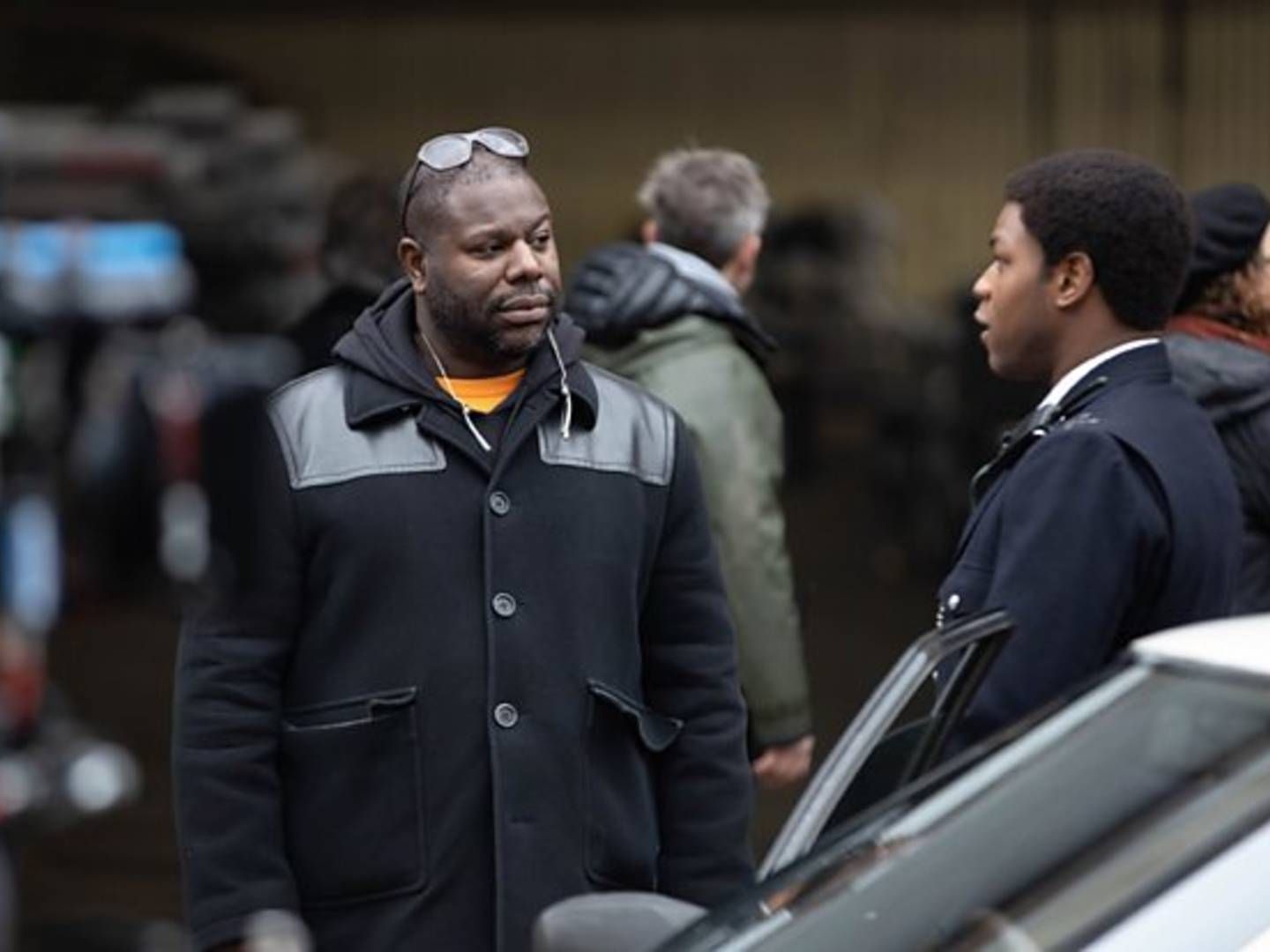 Instruktør Steve McQueen og skuespiller John Boyega under indspilningen af "Small Axe - Mangrove", som er én af de produktioner, BBC fremhæver i sin rapport om diversitetstiltaget. | Foto: Turbine Studios for BBC One