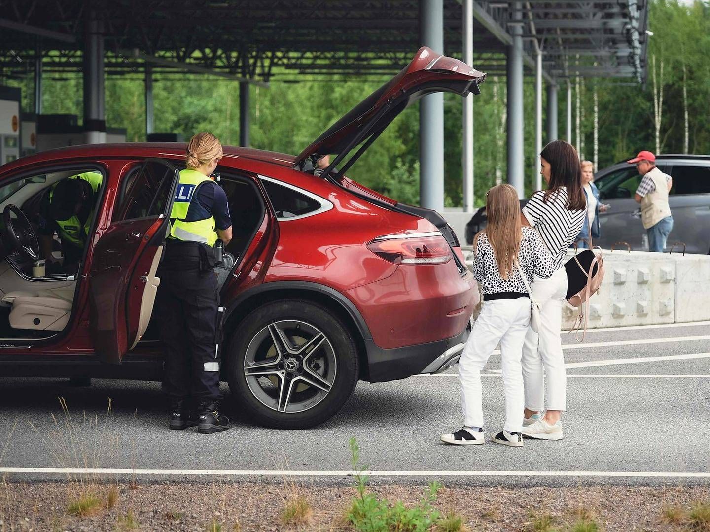 En russisk bil gennemsøges ved den finsk/russiske grænse i Nuijamaa i den sydvestlige del af Finland. Foto: AFP