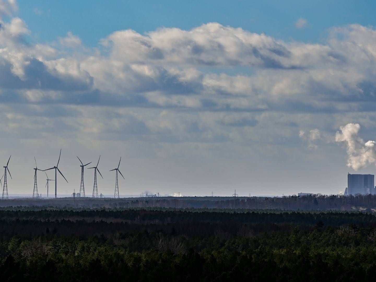 Kühltürme eines Braunkohlekraftwerkes in Brandenburg. Wenige Kilometer davon entfernt drehen sich Windenergieanlagen. | Foto: picture alliance/dpa/dpa-Zentralbild | Patrick Pleul