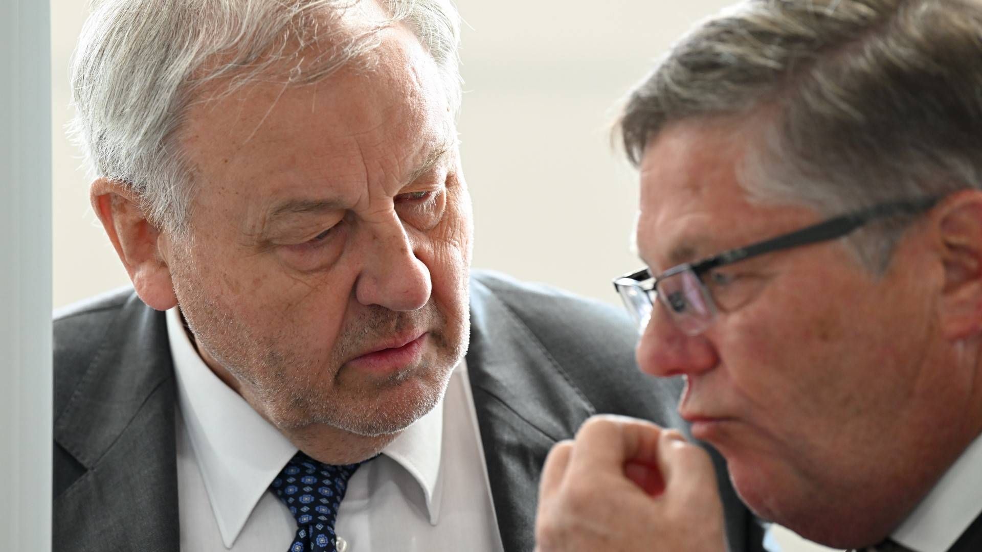 Hanno Berger (links) beim Prozessauftakt vor dem Landgericht Wiesbaden Anfang Juni, hier mit seinem mit seinem Verteidiger Michael Simon | Foto: picture alliance/dpa | Arne Dedert