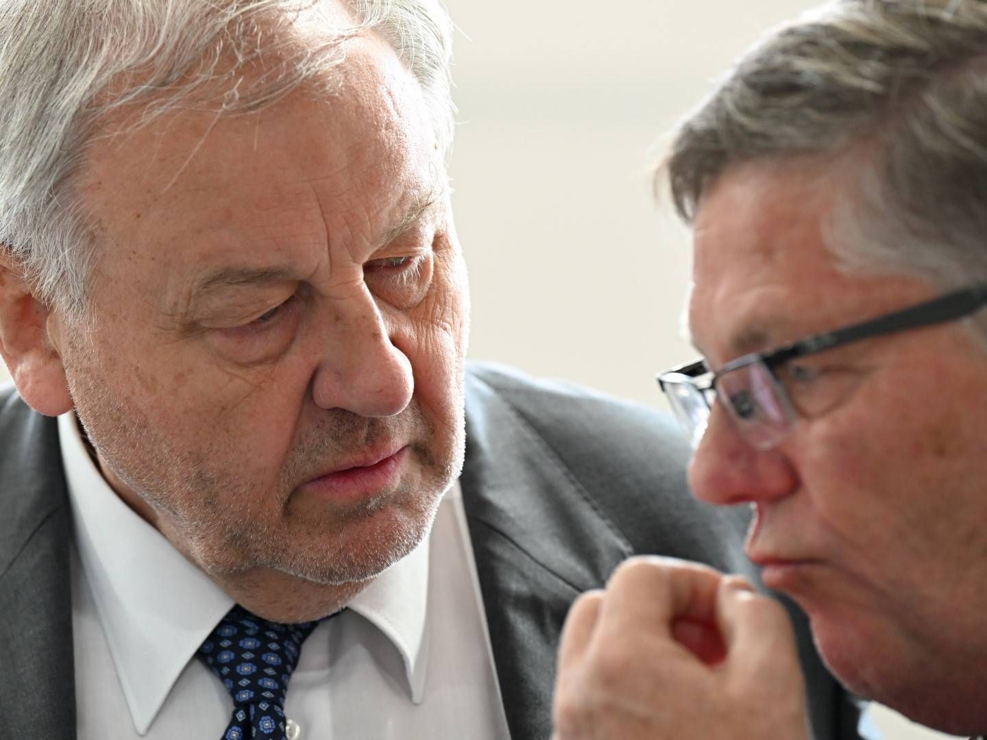 Hanno Berger (links) beim Prozessauftakt vor dem Landgericht Wiesbaden Anfang Juni, hier mit seinem mit seinem Verteidiger Michael Simon | Foto: picture alliance/dpa | Arne Dedert