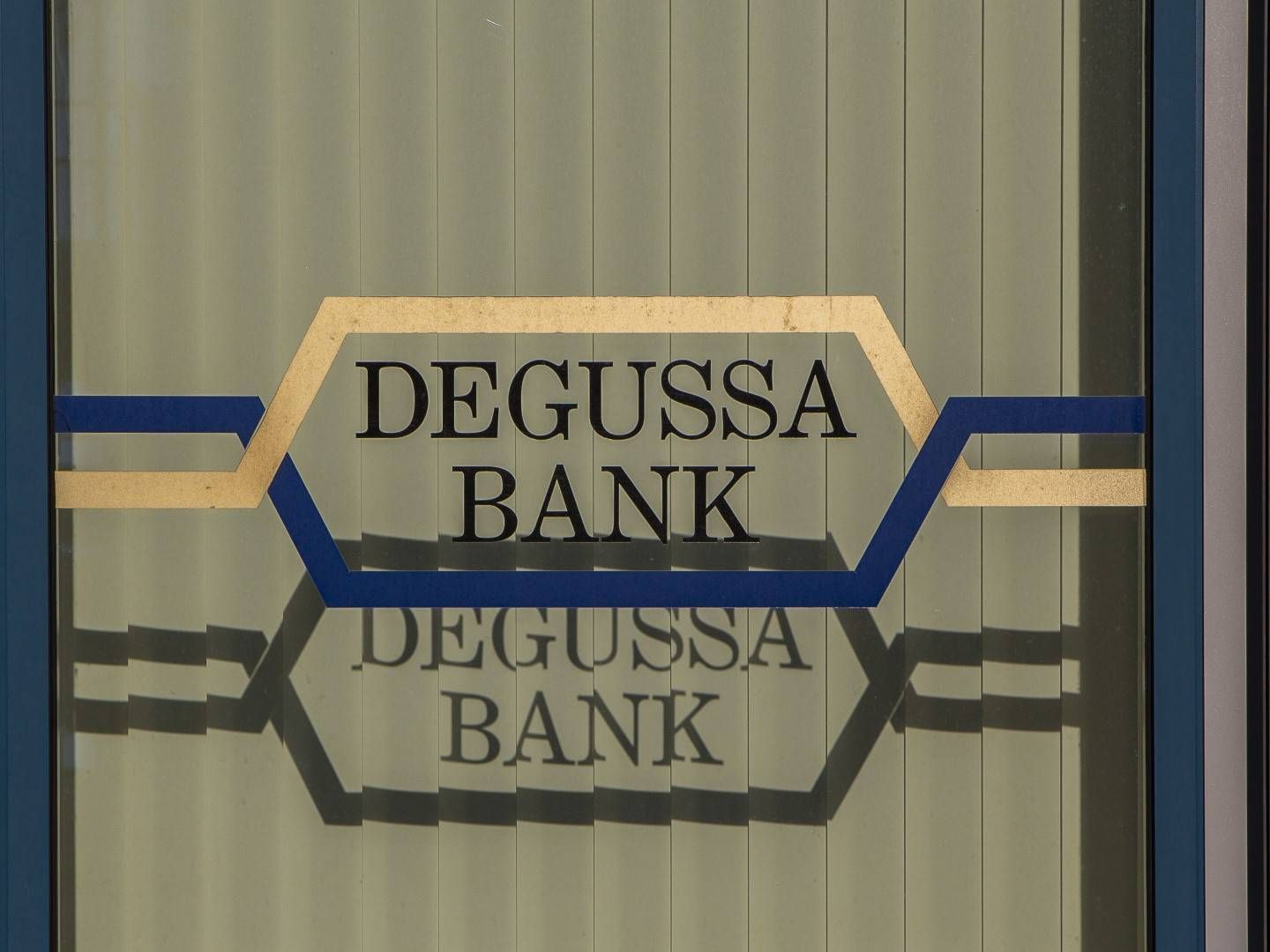 Logo der Degussa Bank am Fenster einer Filiale. | Foto: picture alliance / Goldmann