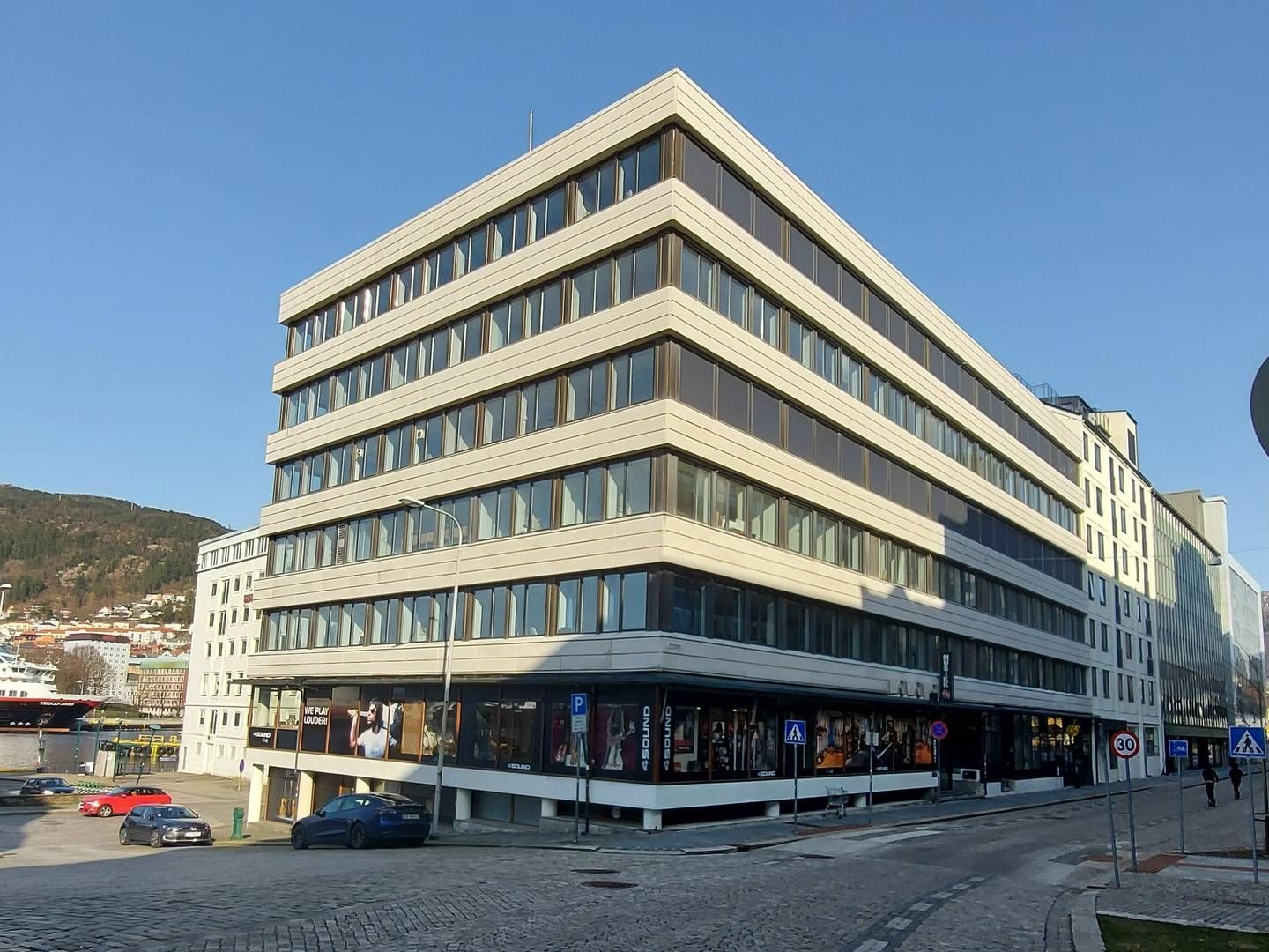 BY OG VANN: Her er Strandgaten 197 i Bergen avbildet i april 2021, mens Utkilen hadde kontor der. Nå er det plass til andre leietakere, opplyser Odfjell Eiendom som sammen med Hauglandgruppen har kjøpt eiendommen. | Foto: Av Løken – Eget verk, CC BY-SA 3.0, https://commons.wikimedia.org/w/index.php?curid=104195363