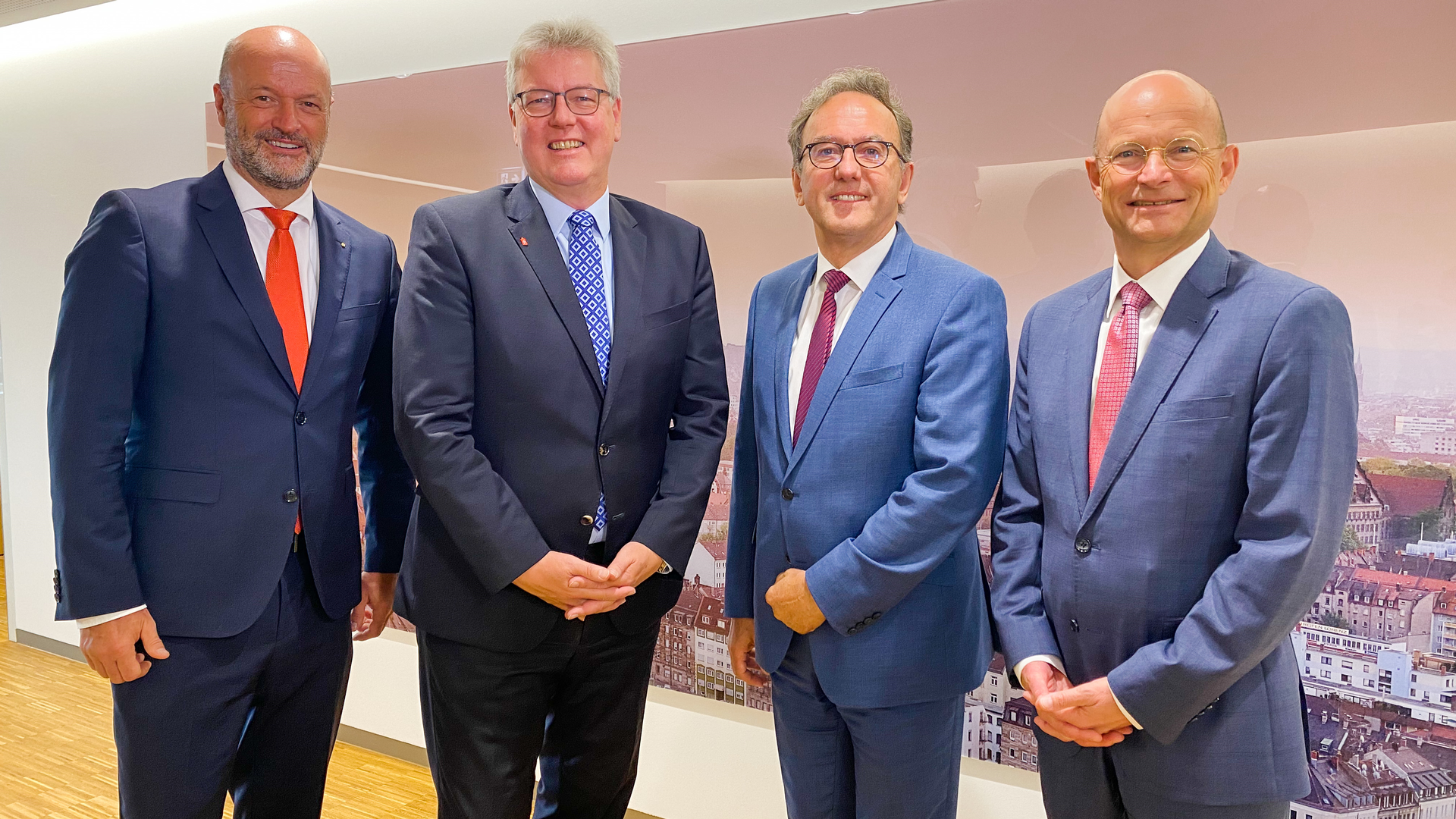 Der scheidende Landesobmann Ralf Fleischer (v.l.n.r.), sein Nachfolger Matthias Everding, dessen Stellvertreter Ewald Maier und Ulrich Reuter, Präsident des Sparkassenverbands Bayern | Foto: Sparkassenverband Bayern