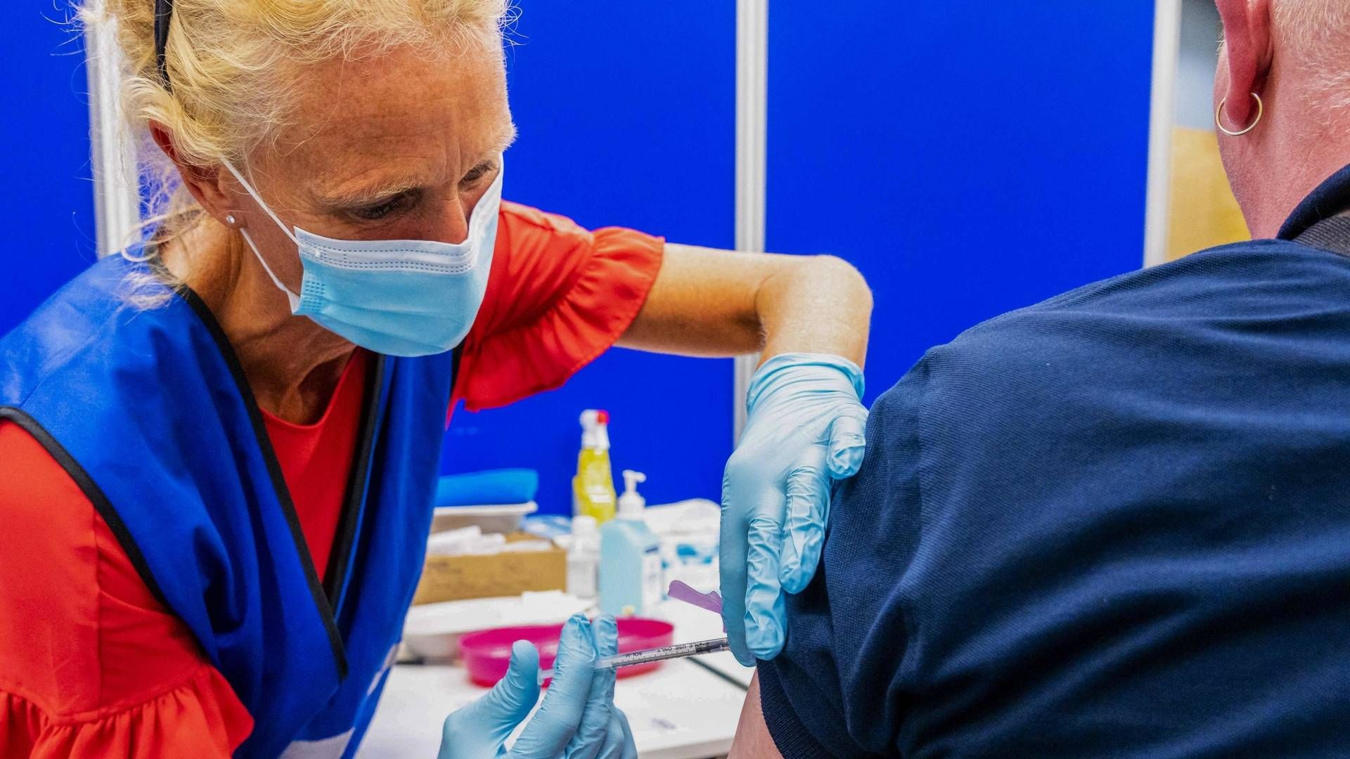 En person bliver vaccineret mod abekopper i Nederlandene. | Foto: LEX VAN LIESHOUT/AFP / ANP