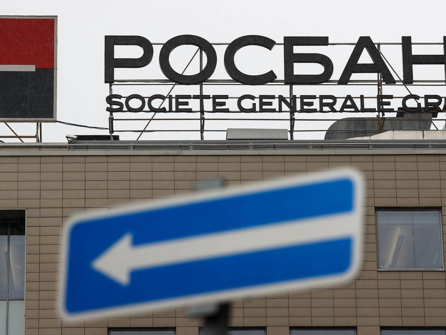Logo der Rosbank, der ehemaligen Tochter der Société Générale in Russland | Foto: picture alliance/dpa/TASS | Artyom Geodakyan