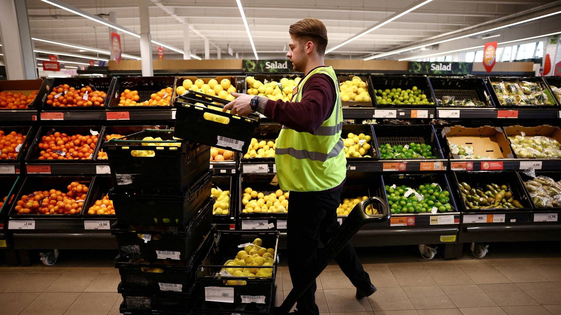 Butiksansatte kan se frem mod en lønstigning på 25 pence fra næste måned. | Foto: Henry Nicholls/REUTERS / X06612