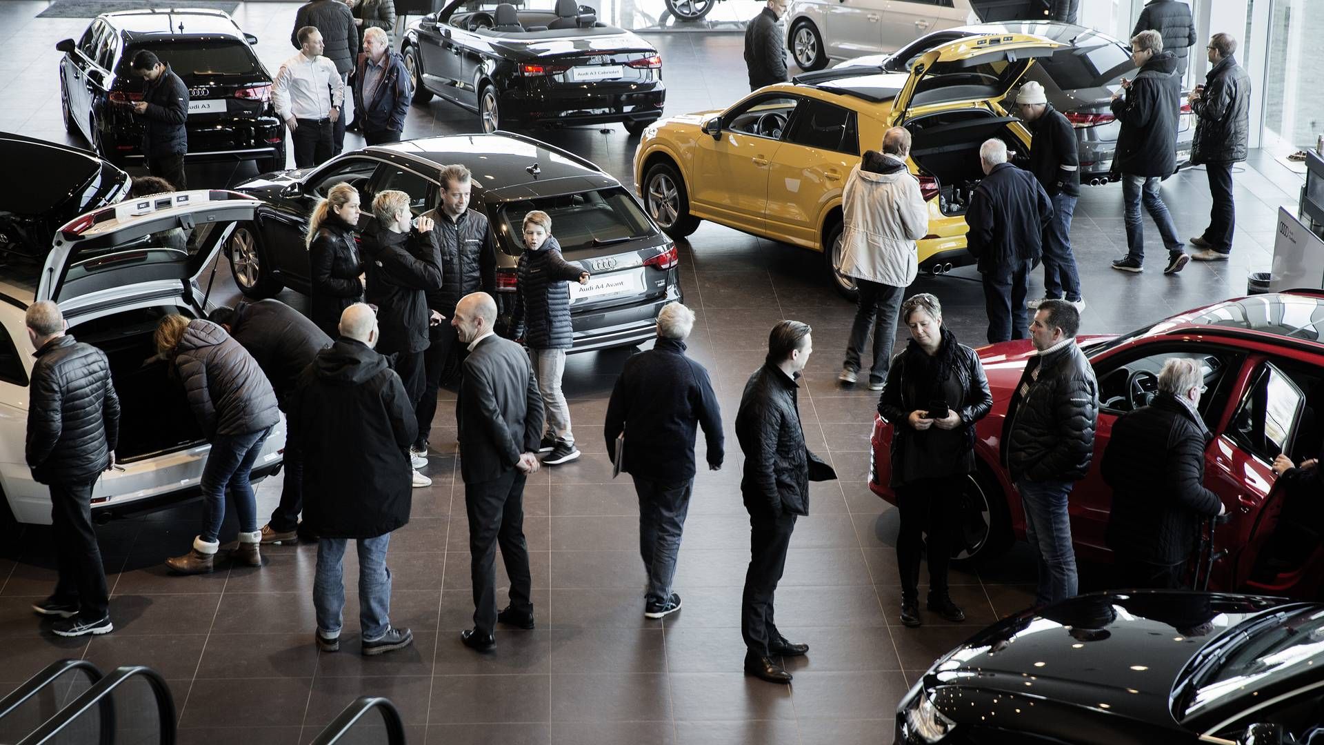 Forhandlerne vil gerne sælge masser af nye biler, men komponentmangel betyder, at der er for få biler hos forhandlerne. Her er der kunder i butikken hos Audi i Gladsaxe. | Foto: Peter Hove Olesen