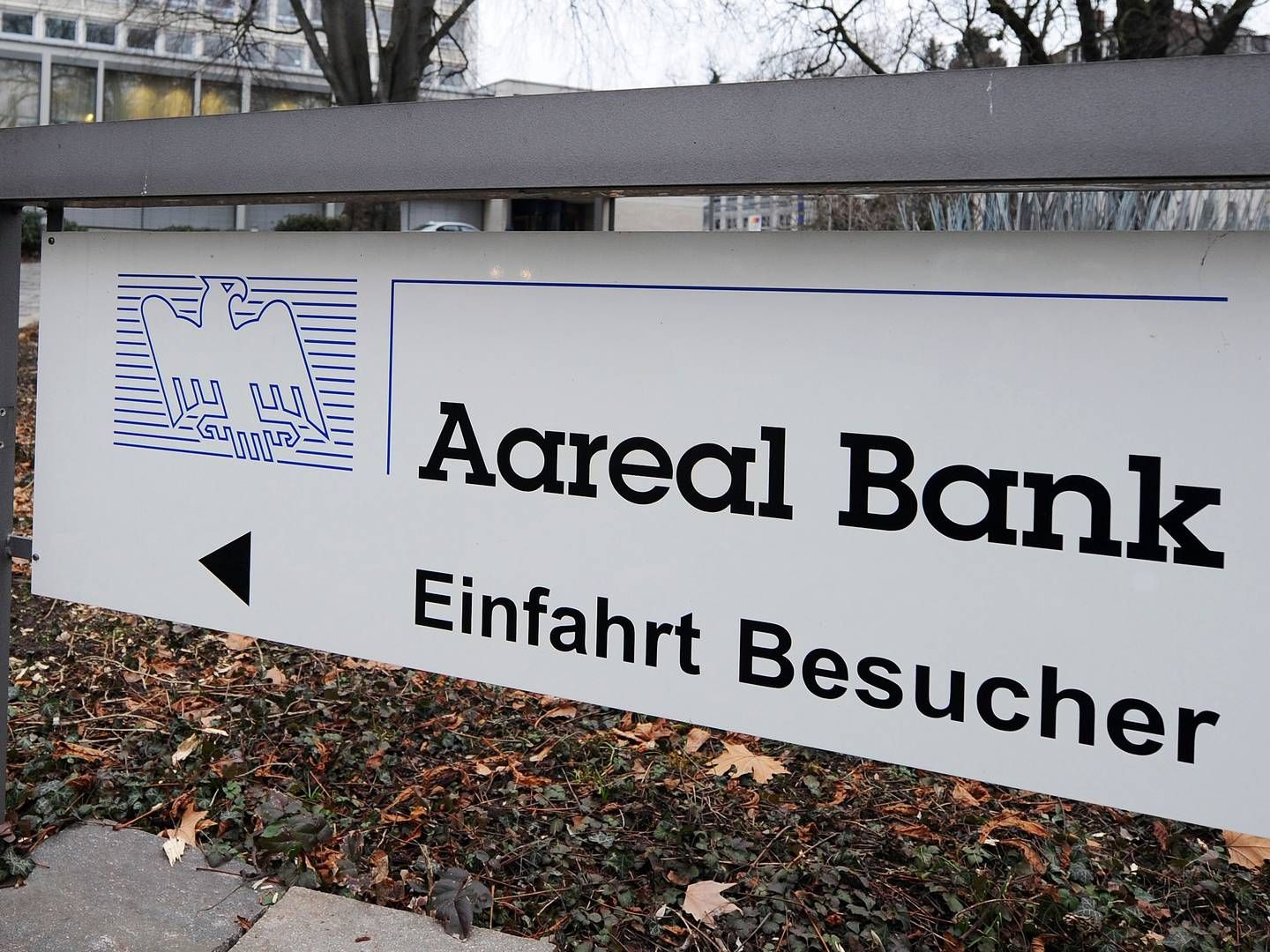 Einfahrt zur Aareal-Bank-Zentrale in Wiesbaden. | Foto: picture alliance / dpa | Boris Roessler