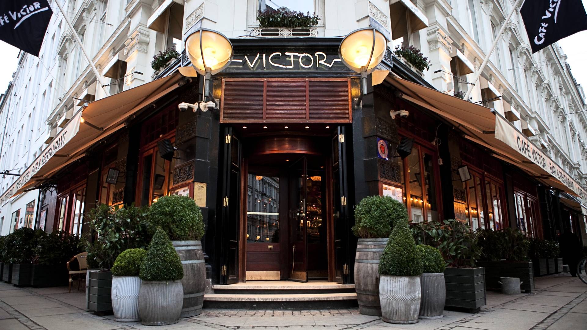 Café Victor i midten af København er mødested for mange i ejendomsbranchen. Nu skal caféen i lighed med de andre i samme koncern lære kunderne, at der findes anden god vin end dyr bourgogne. | Foto: Jakob Jørgensen/Ritzau Scanpix.