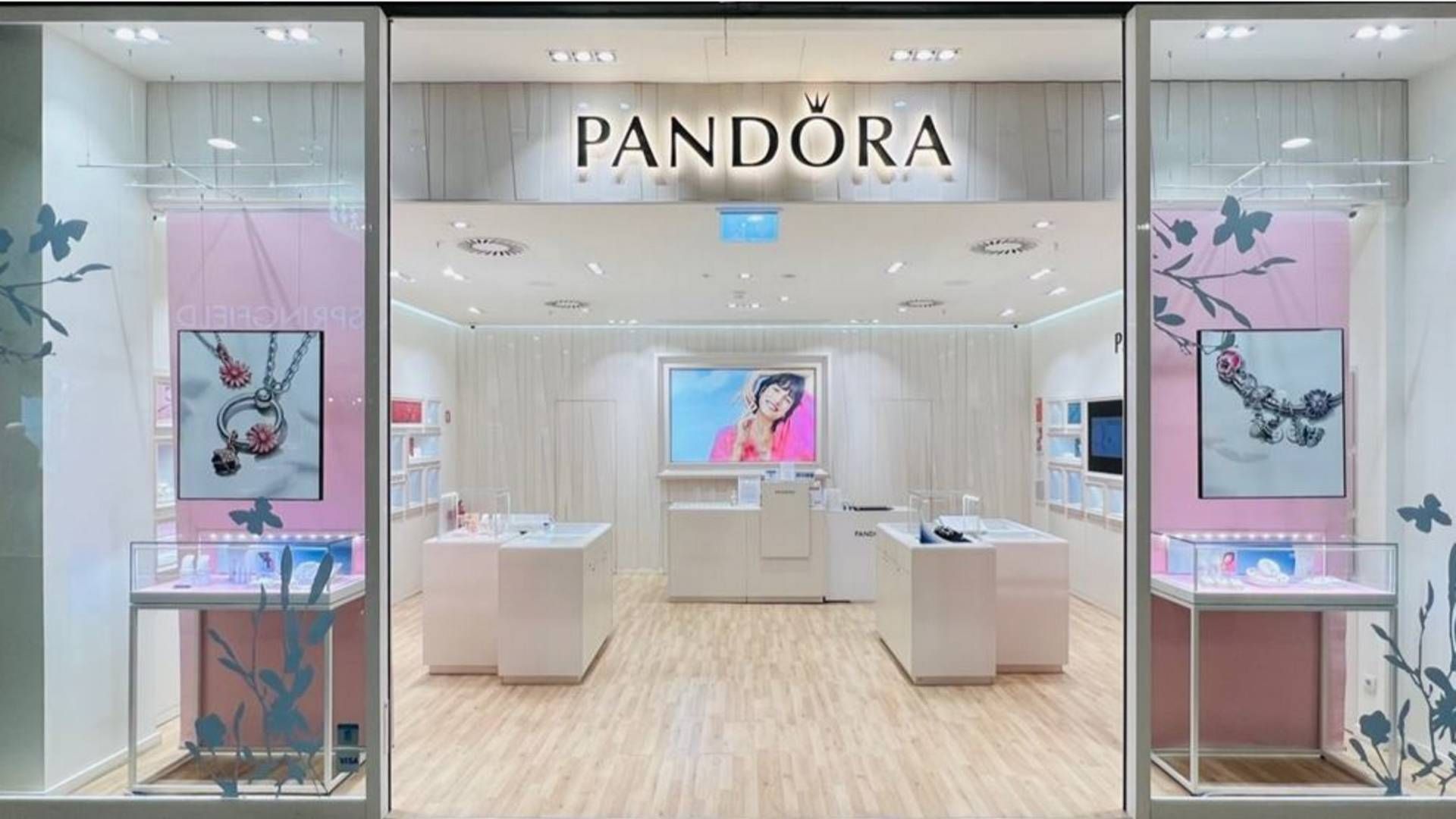 Salget i Pandoras egne butikker verden over steg med 21 pct. i andet kvartal efter genåbningerne. | Foto: Pandora/PR