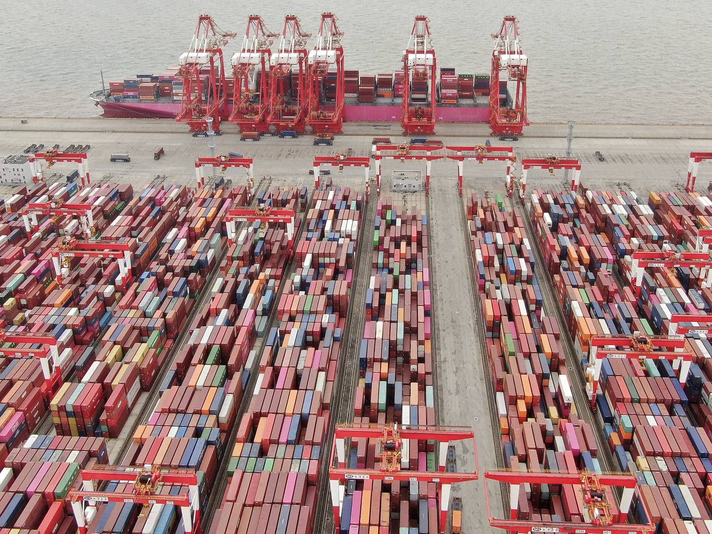 Luftfoto over dybvandshavnen Yangshan, som er en del af havneområdet i Shanghai, der er verdens største. | Foto: Xu Congjun/AP/Ritzau Scanpix/AP