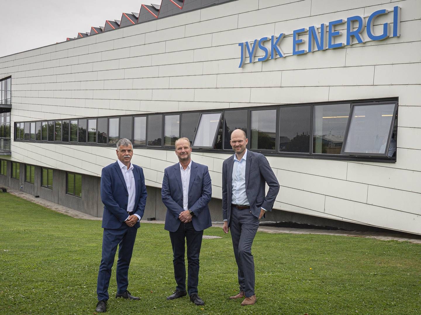 Fra højre: Lars Naur (adm. Direktør, Jysk Energi), Henrik Møller Nielsen (direktør, OpenNet) samt Ole Bjerre Nielsen (IT- og forretningschef, Jysk Energi) | Foto: Opennet/PR