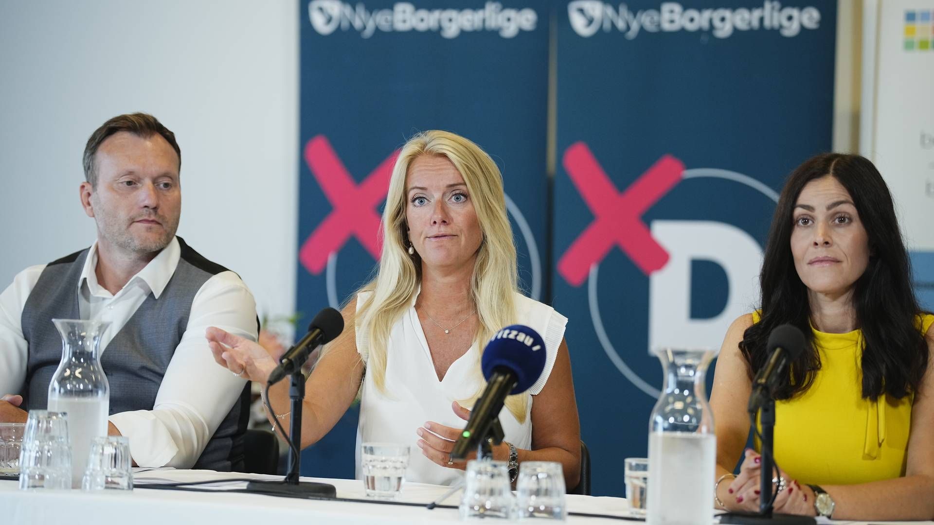 Sommergruppemøde i Nye Borgerlige, hvor partileder Pernille Vermund er flankeret af Lars Boie Mathiesen og Mette Thiesen. | Foto: Martin Sylvest/Ritzau Scanpix