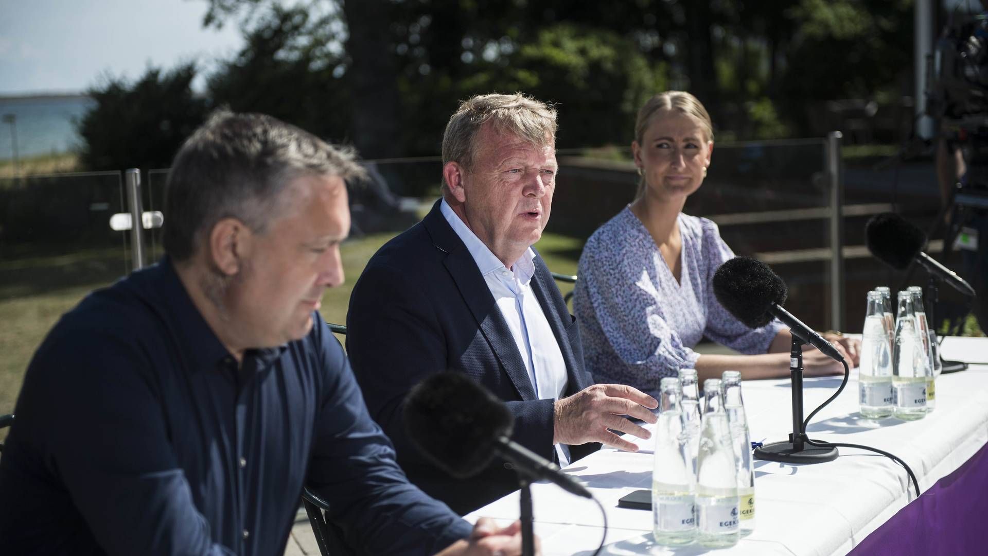 Lars Løkke Rasmussen på pressemødet efter Moderaternes sommergruppemøde i weekenden sammen med partisekretær Anders Schiermer (t.v.) og Gitte Møller Højlund. | Foto: Tim Kildeborg Jensen