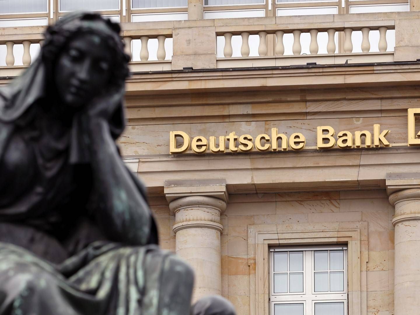 Logo der Deutschen Bank auf einem Gebäude. | Foto: picture alliance / Geisler-Fotopress | Christoph Hardt/Geisler-Fotopres