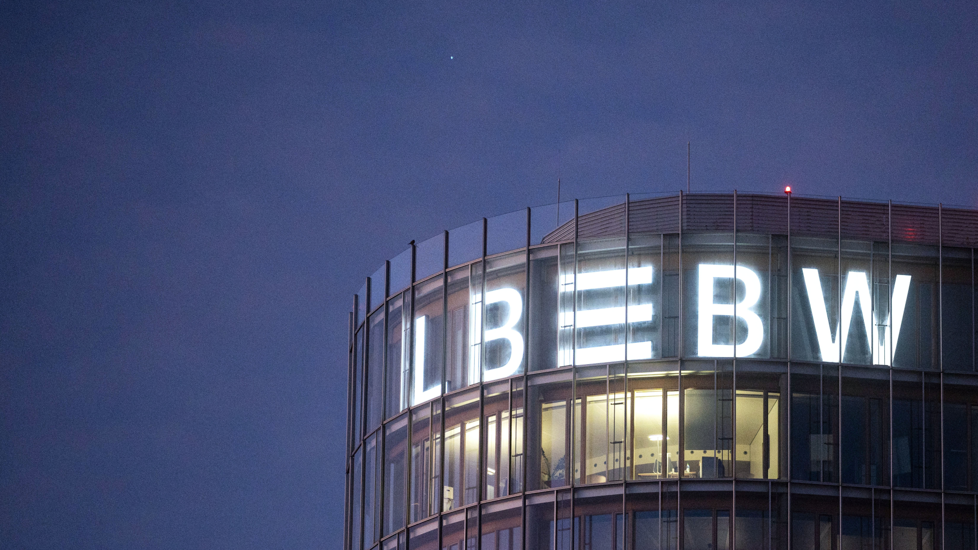 Das Logo der Landesbank Baden-Württemberg (LBBW) ist am Glasbau des Hauptsitzes | Foto: picture alliance/dpa | Marijan Murat
