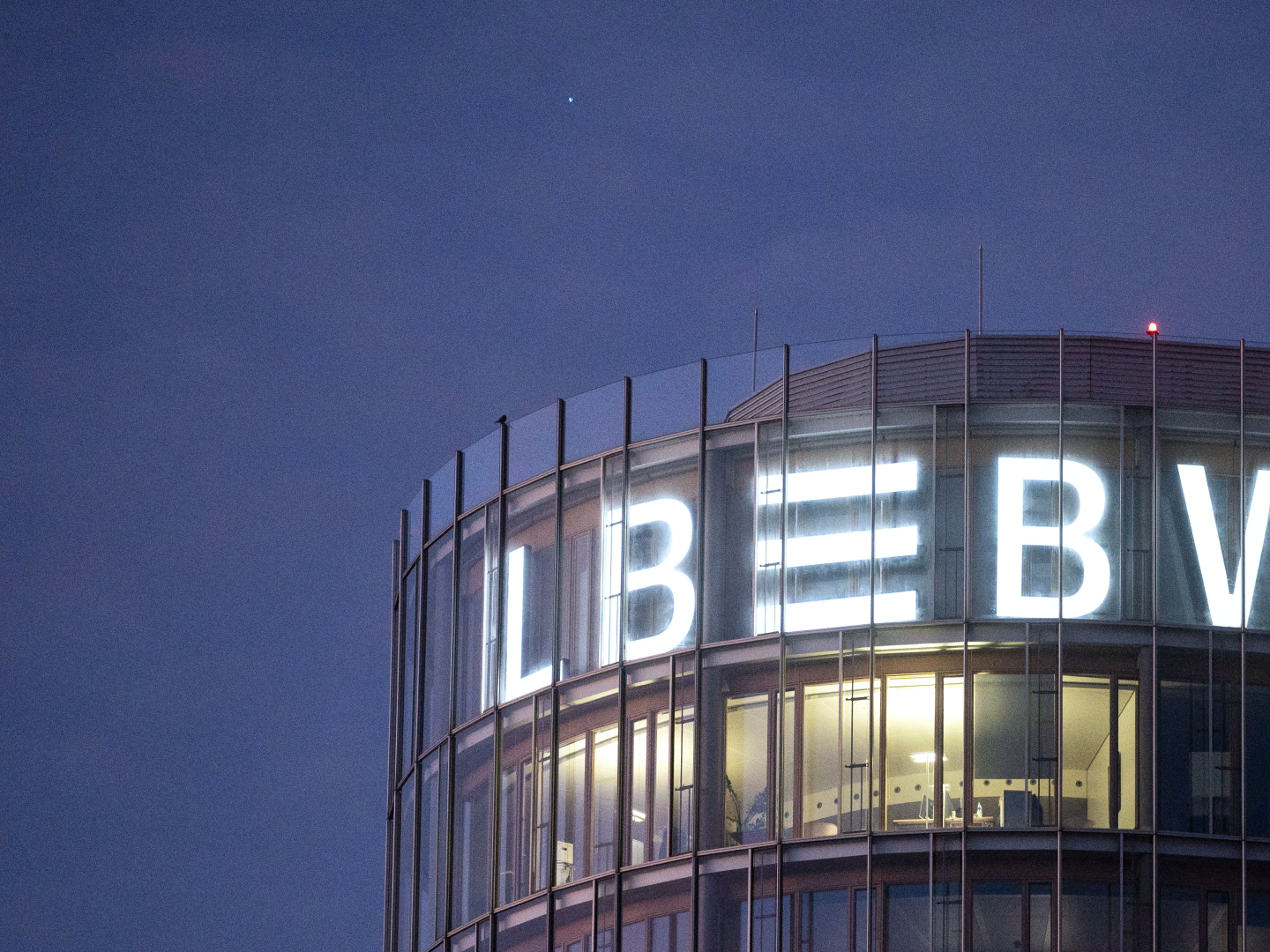 Das Logo der Landesbank Baden-Württemberg (LBBW) ist am Glasbau des Hauptsitzes | Foto: picture alliance/dpa | Marijan Murat