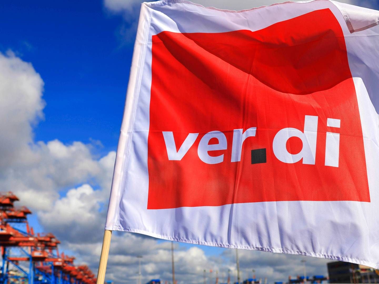 Eine Fahne mit dem Verdi-Logo. | Foto: Christian Charisius/AP/Ritzau Scanpix