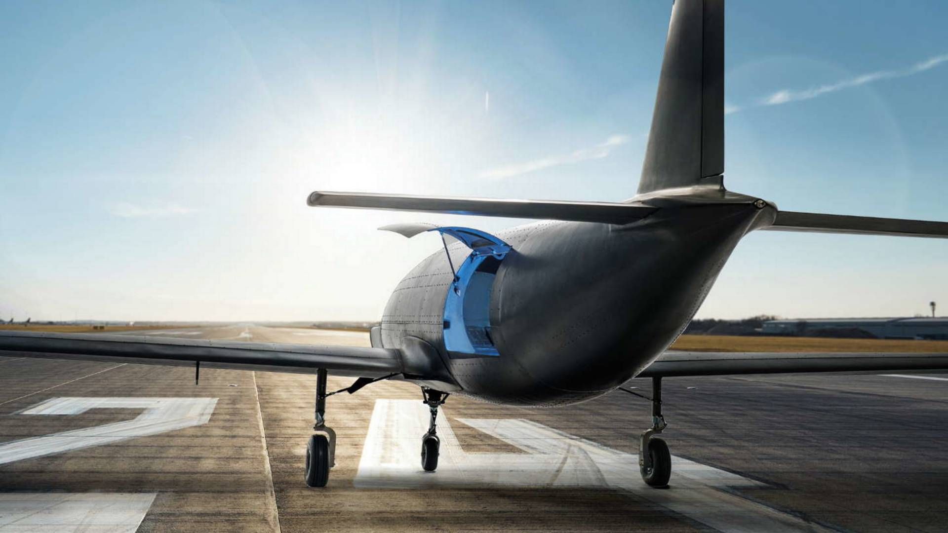 Et lille ubemandet fragtfly fra firmaet Dronamics, som kan flyve 2.500 kilometer med 350 kg last. Den slags løsninger kræver en landingsbane på 400 meter, men andre fragtdroner er bygget til at kunne lette og lande lodret. | Foto: Dronamics/PR