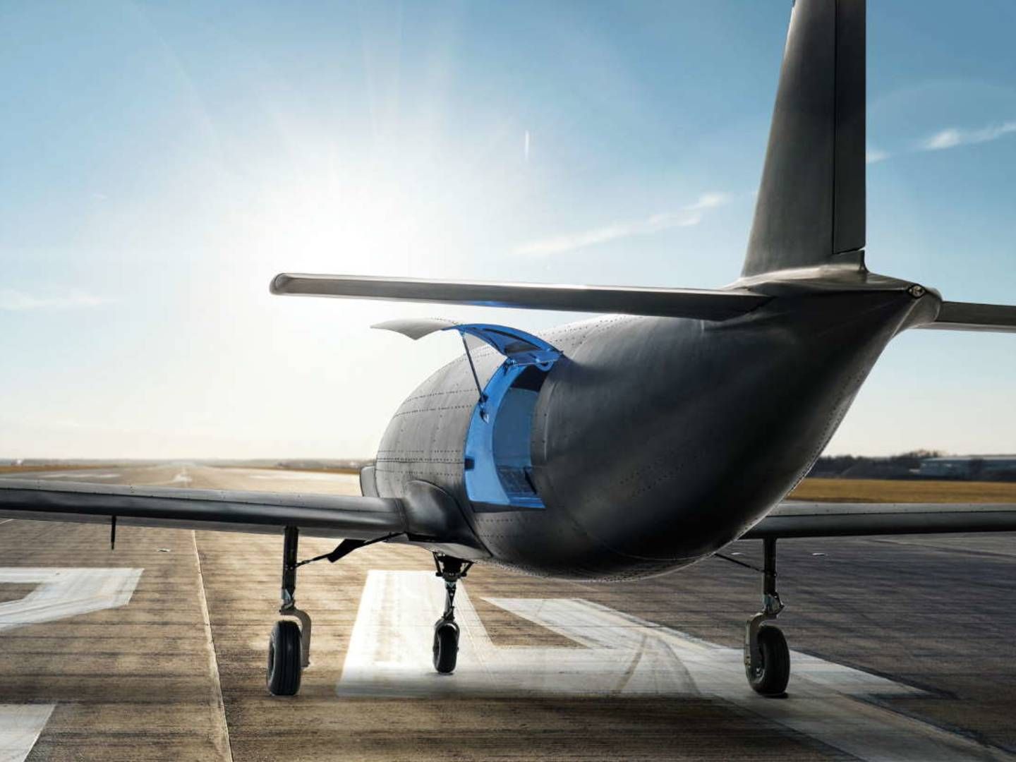Et lille ubemandet fragtfly fra firmaet Dronamics, som kan flyve 2.500 kilometer med 350 kg last. Den slags løsninger kræver en landingsbane på 400 meter, men andre fragtdroner er bygget til at kunne lette og lande lodret. | Foto: Dronamics/PR