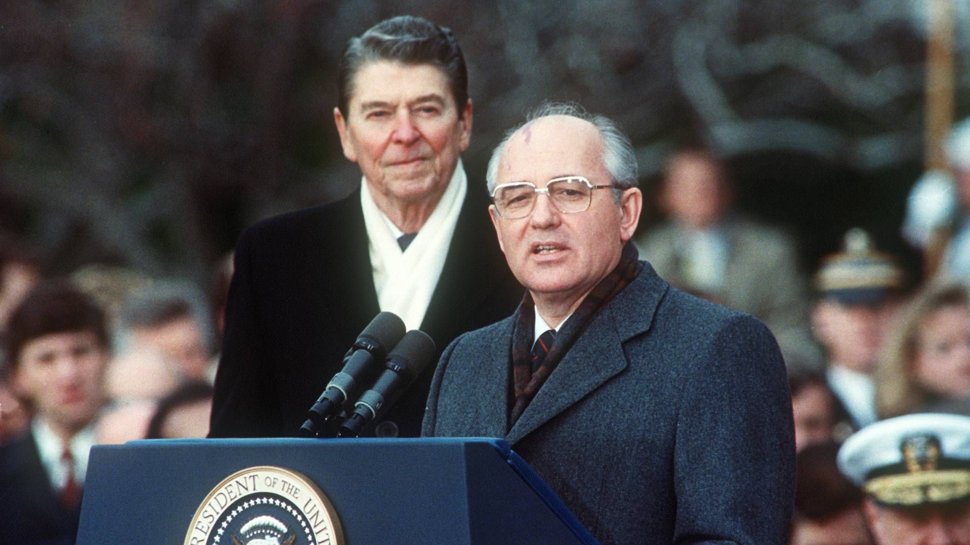 Mikhail Gorbatjov (th.) var en af arkitekterne bag afslutningen på Den Kolde Krig. Som landets leder forhandlede han nedrustningsaftaler med USA’s daværende præsident, Ronald Reagan. Her ses de på et billede fra december 1987. | Foto: Jerome Delay/AFP Photo