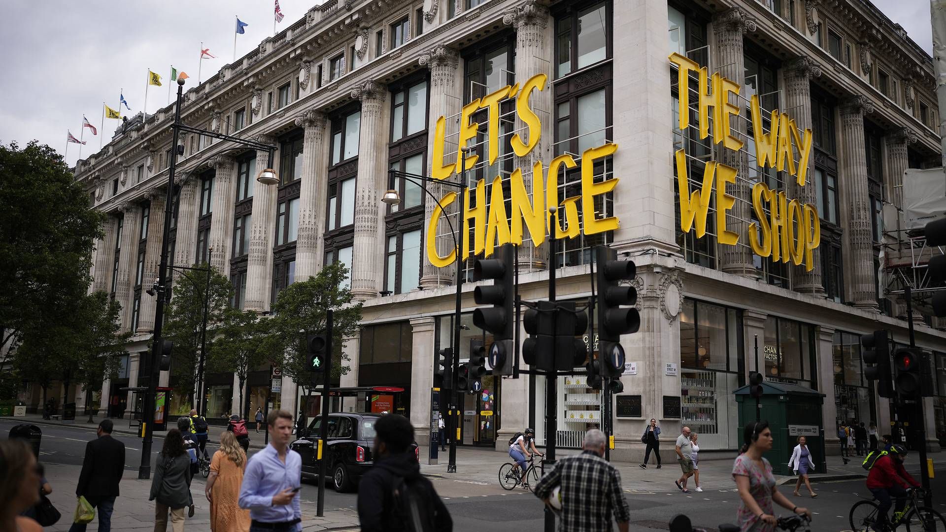 "Lad os ændre måden, vi shopper på" står bøjet i neon på facaden af et af Selfridges' stormagasiner. | Foto: Matt DunhamAPRitzau Scanpix/AP