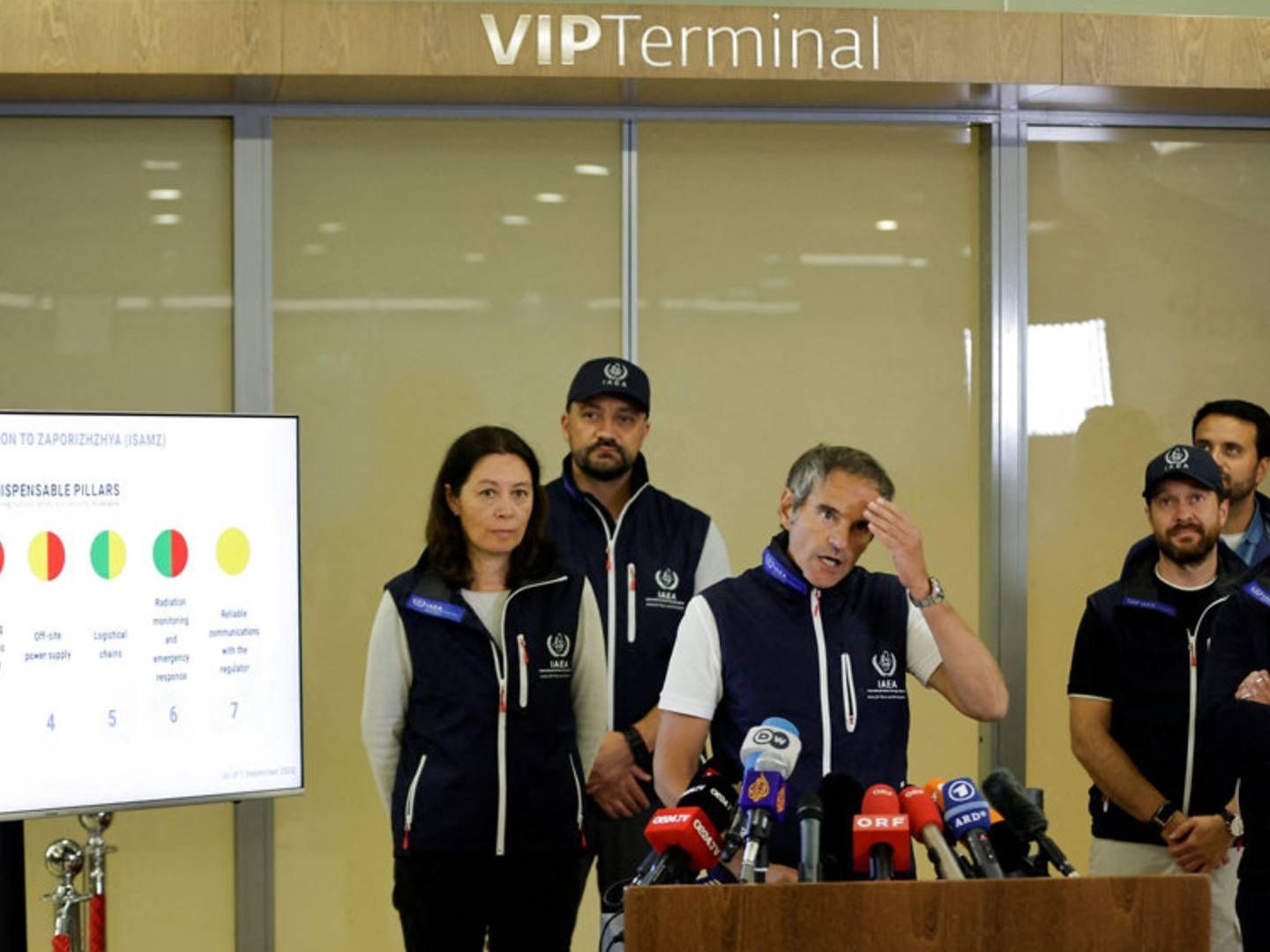 IAEA's generaldirektør, Rafael Grossi, ses her tilbage i Wien, efter at han sammen med et hold inspektører besøgte atomkraftværket Zaporizjzja. | Foto: Foto: Leonhard Foeger/Reuters