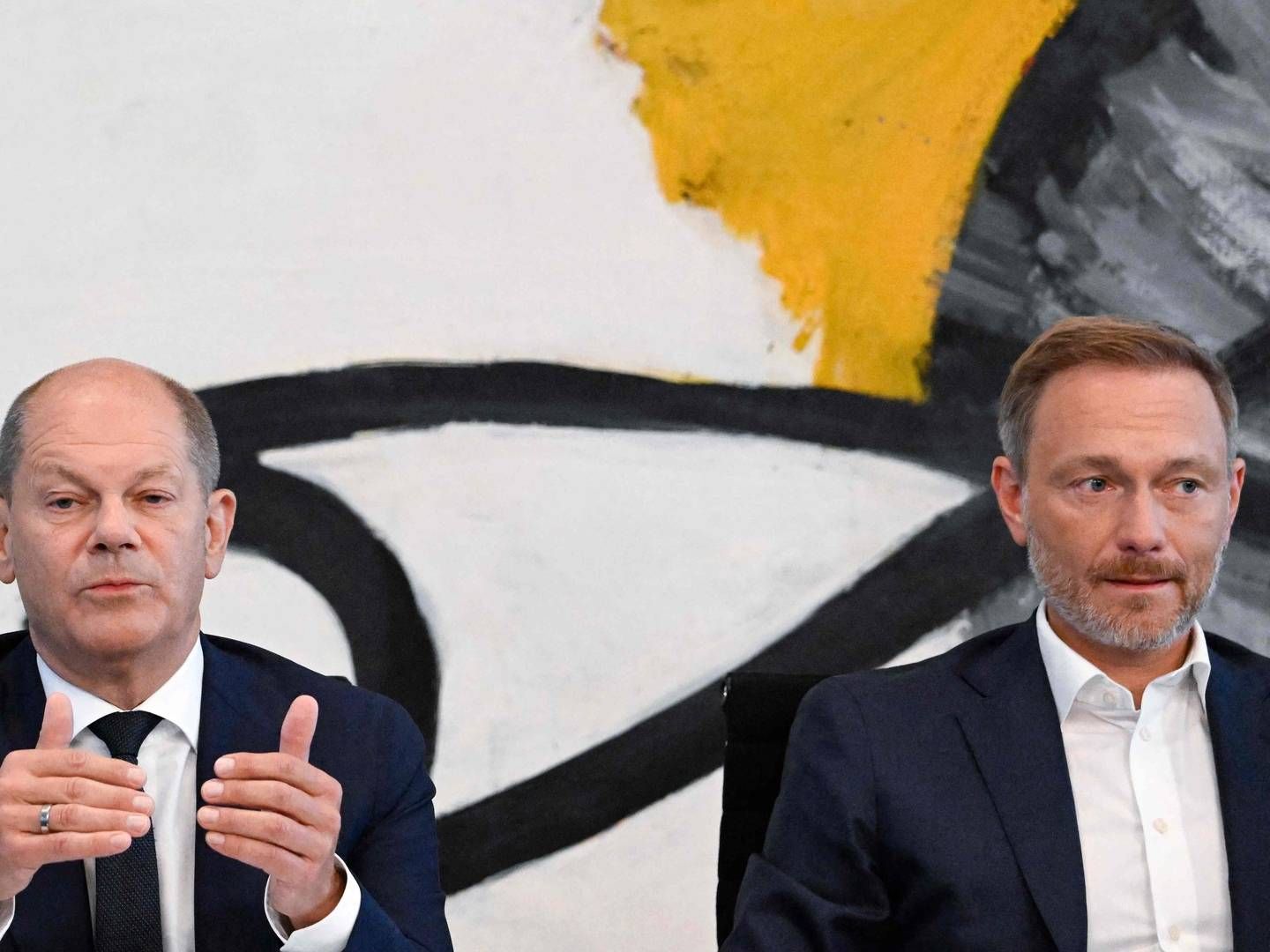 Chancellor Olaf Scholz (left) and Minister of Finance Christian Lindner hold a press conference about financial aid plans as inflation and energy prices soar. | Photo: Tobias Schwarz / AFP