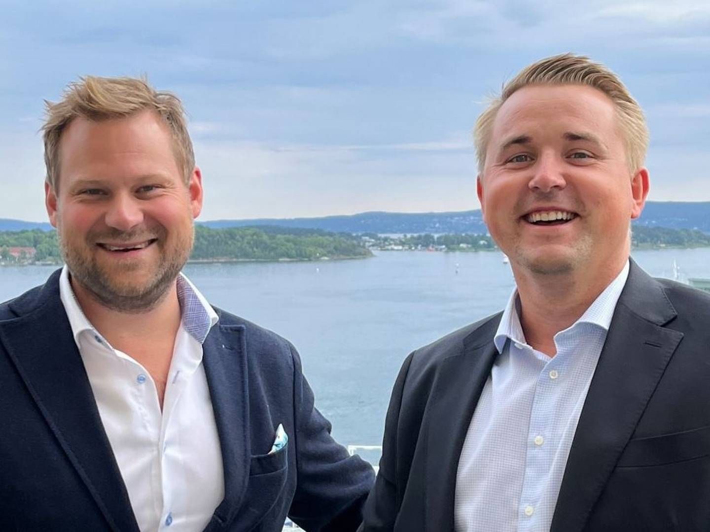 MED PÅ LAGET: Andreas Bjarto er rekruttert til Kraft Finans' Corporate Finance-avdeling. Her står han til høyre, sammen med investeringssjef Stian Pedersen (til venstre). | Foto: Kraft Finans