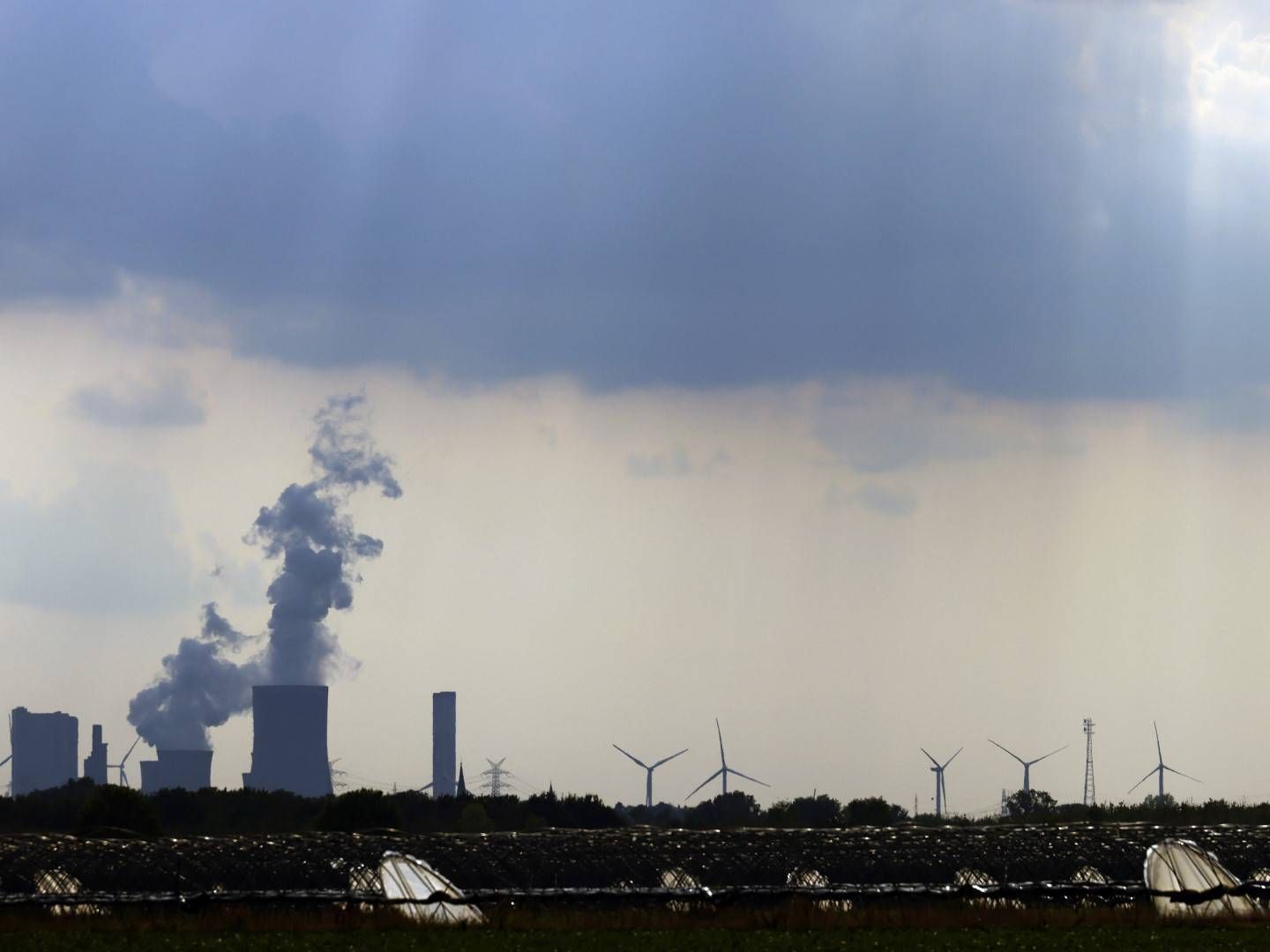 Kohlekraftwerk und Windräder in Deutschland. | Foto: picture alliance / Panama Pictures | Christoph Hardt