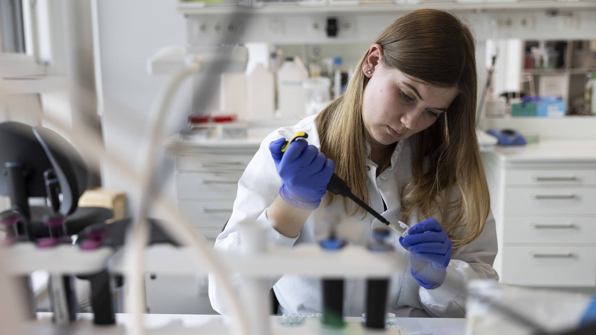 Der går ikke mange ledige kvalificerede kandidater rundt uden job i life science-industrien, og derfor jagter virksomhederne i branchen ofte medarbejdere hos konkurrenterne. | Foto: Gregers Tycho/IND