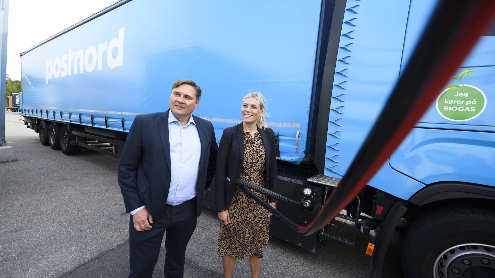 Peter Kjær Jensen, adm. direktør i Postnord Danmark, og transportminister Trine Bramsen (S) i forbindelse med åbningen af det statsejede selskabs nye biogas-tankanlæg. | Foto: PR / Postnord