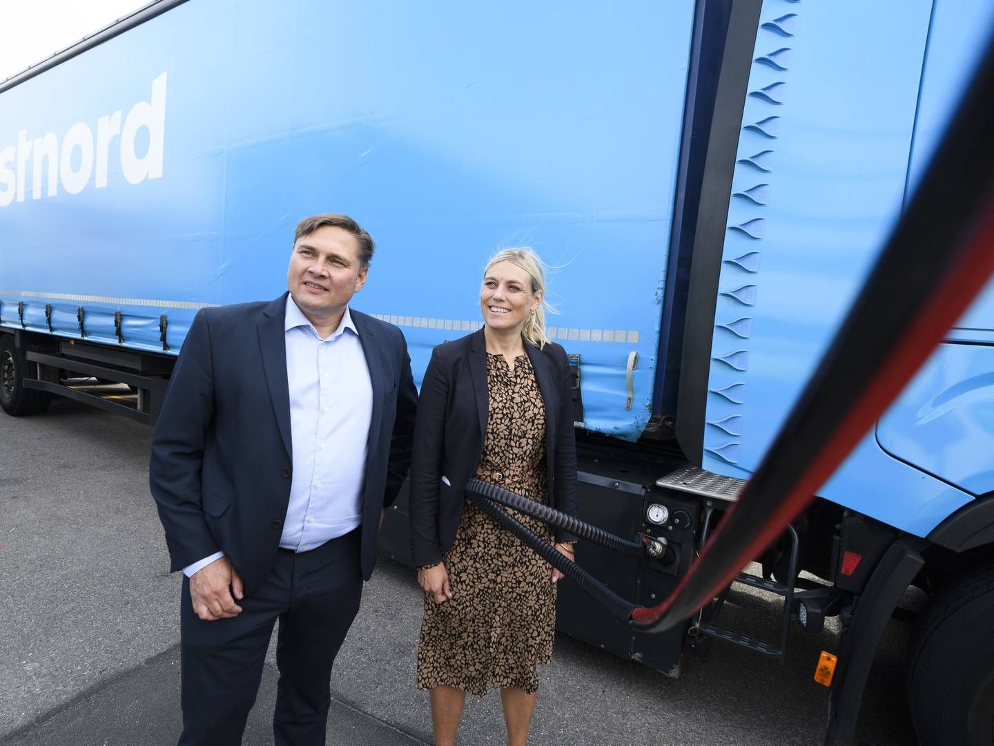 Peter Kjær Jensen, adm. direktør i Postnord Danmark, og transportminister Trine Bramsen (S) i forbindelse med åbningen af det statsejede selskabs nye biogas-tankanlæg. | Foto: PR / Postnord