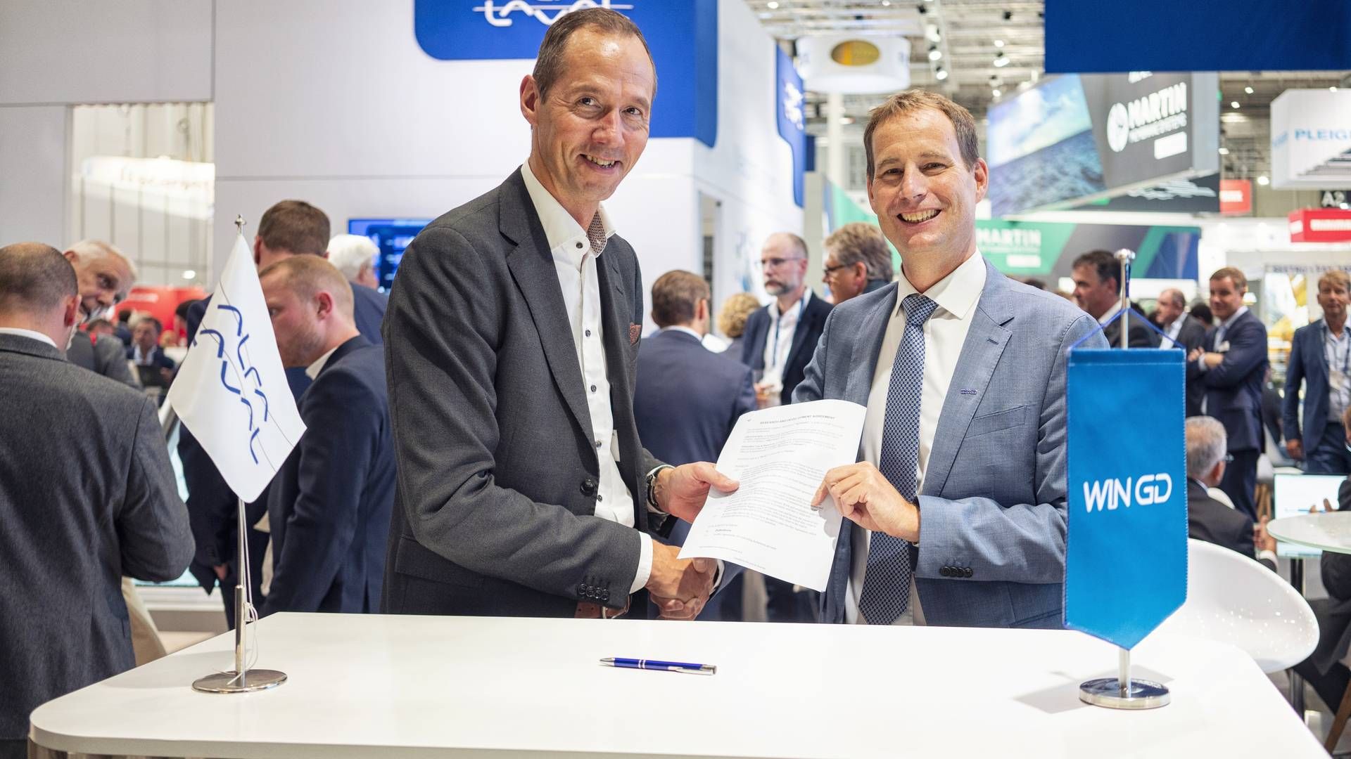 Peter Nielsen of Alfa Laval (left) and Dominik Schneiter of WinGD present their new agreement. | Photo: Alfa Laval / WinGD