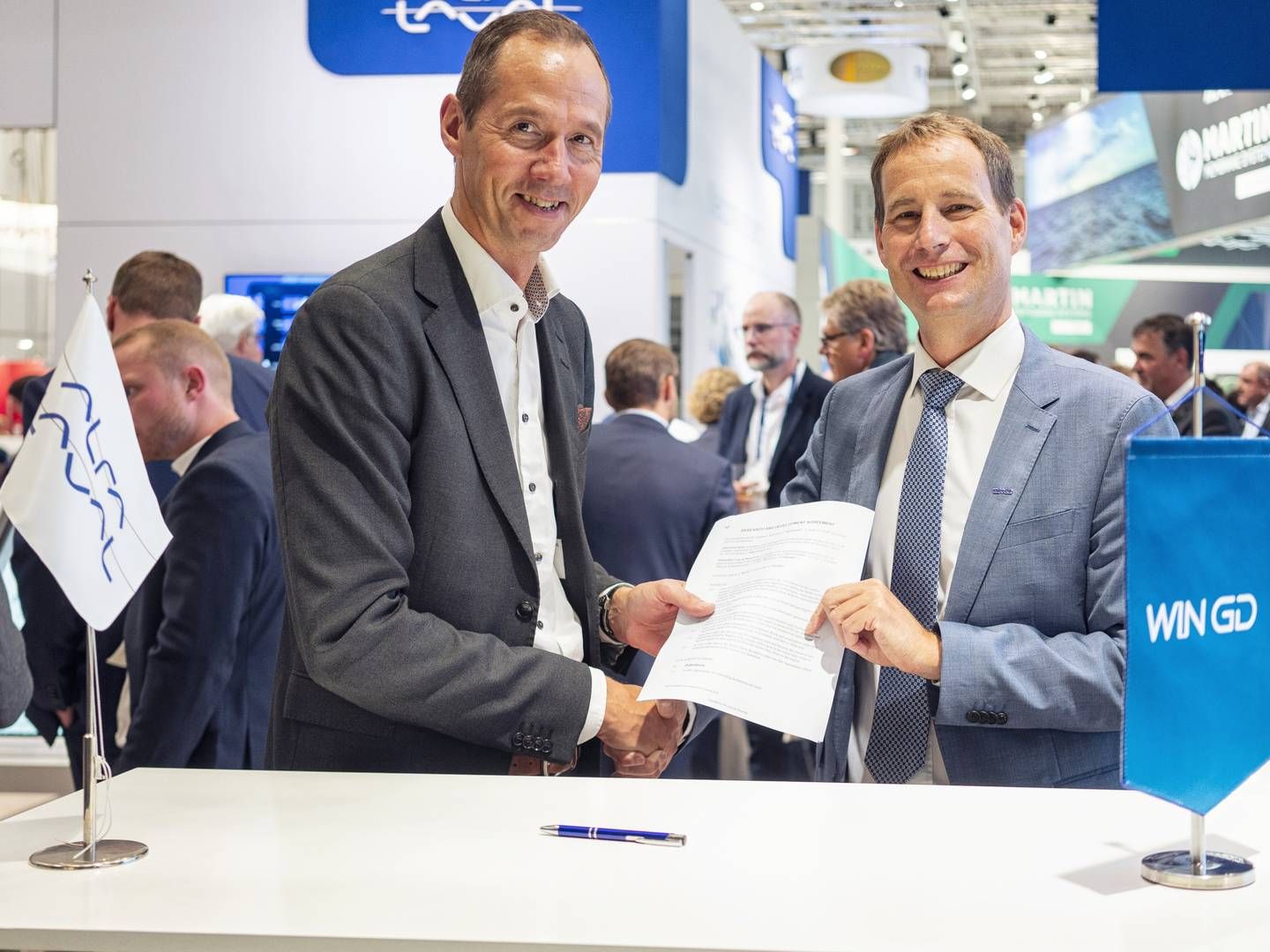 Peter Nielsen of Alfa Laval (left) and Dominik Schneiter of WinGD present their new agreement. | Photo: Alfa Laval / WinGD
