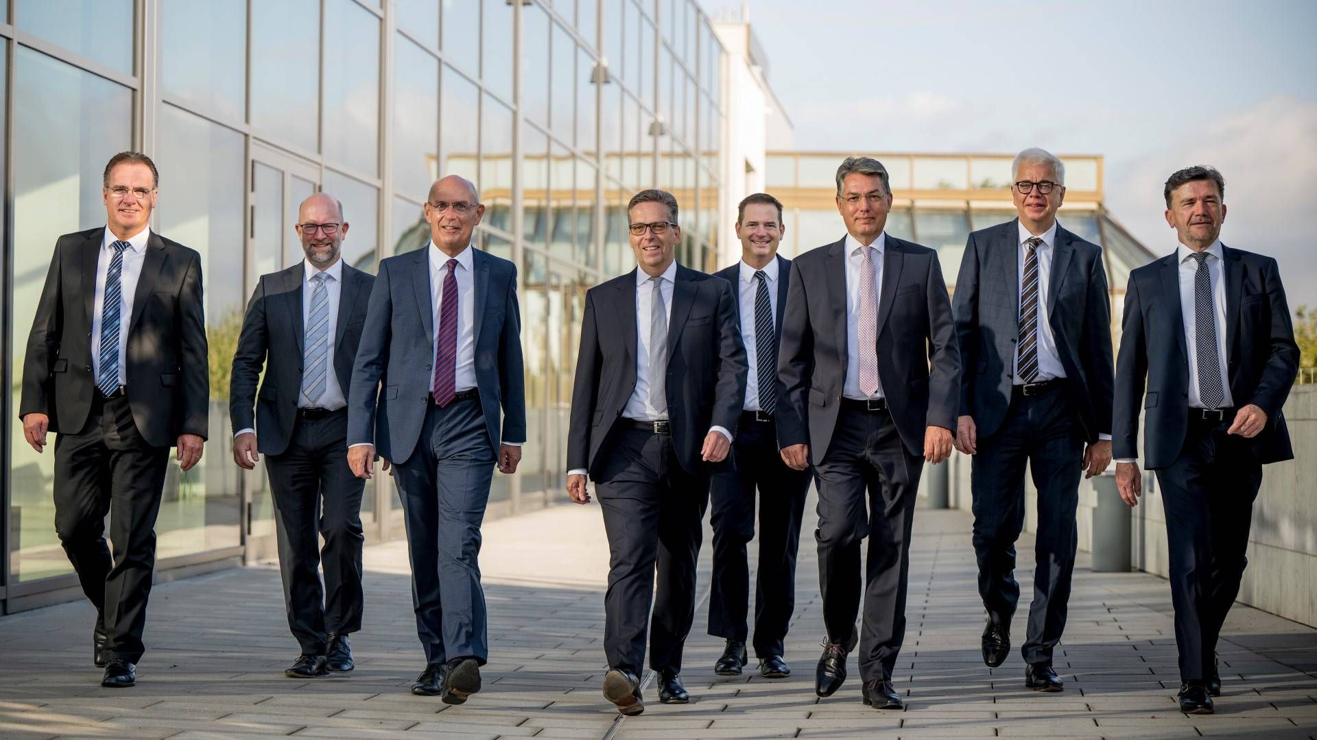 Die Vorstände der Volksbanken Mainz (MZ) und Darmstadt - Südhessen (DA): Heinz-Peter Schamp (MZ), Jörg Lindemann (DA), Uwe Abel (MZ), Matthias Martiné (DA), Karsten Zerfaß (MZ), Michael Mahr (DA), Herbert Kohlberg (MZ), Hans-Jürgen Mehl (DA) | Foto: Volksbanken Mainz und Darmstadt - Südhessen