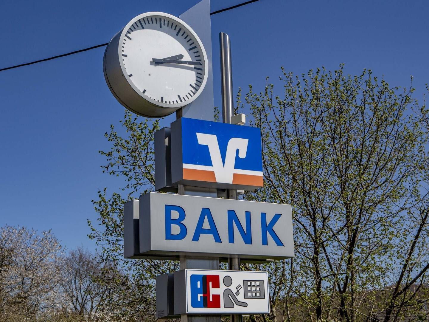 Nicht fünf nach Zwölf, sondern schon viel später: Eine Volksbank in NRW. | Foto: picture alliance / Goldmann | Goldmann