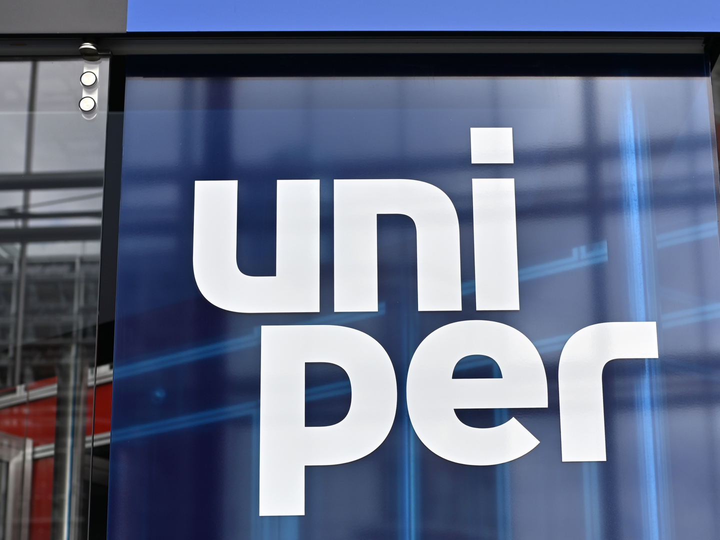 Das Firmenlogo in der Konzernzentrale des Energieversorgers Uniper. | Foto: picture alliance / Panama Pictures | Dwi Anoraganingrum