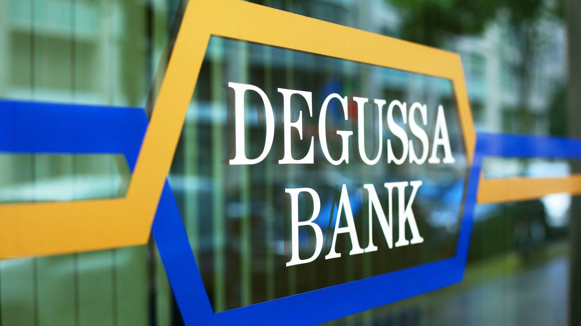 Logo und Schriftzug der Degussa Bank. | Foto: picture alliance / Wolfram Steinberg | Wolfram Steinberg