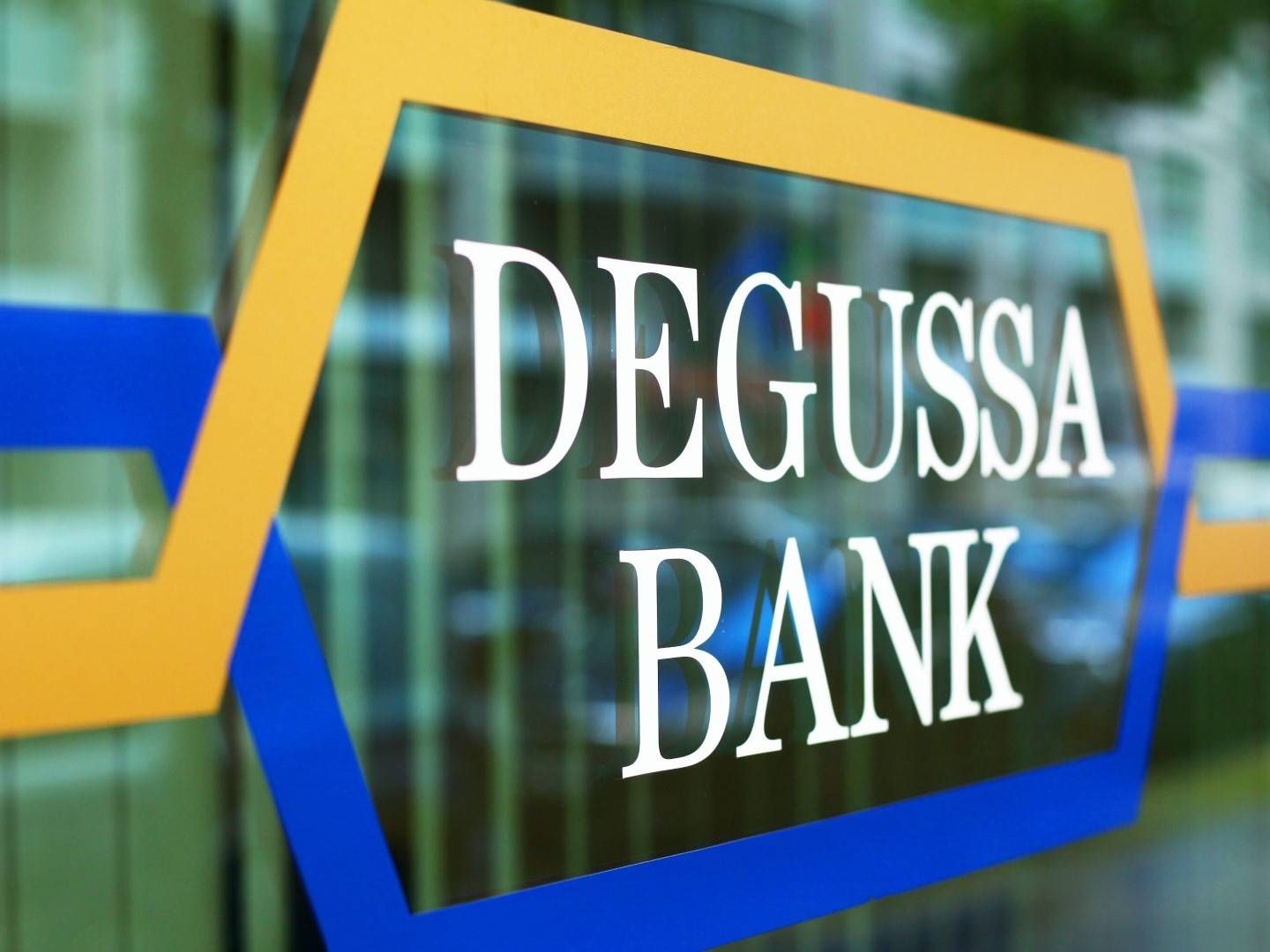 Logo und Schriftzug der Degussa Bank. | Foto: picture alliance / Wolfram Steinberg | Wolfram Steinberg