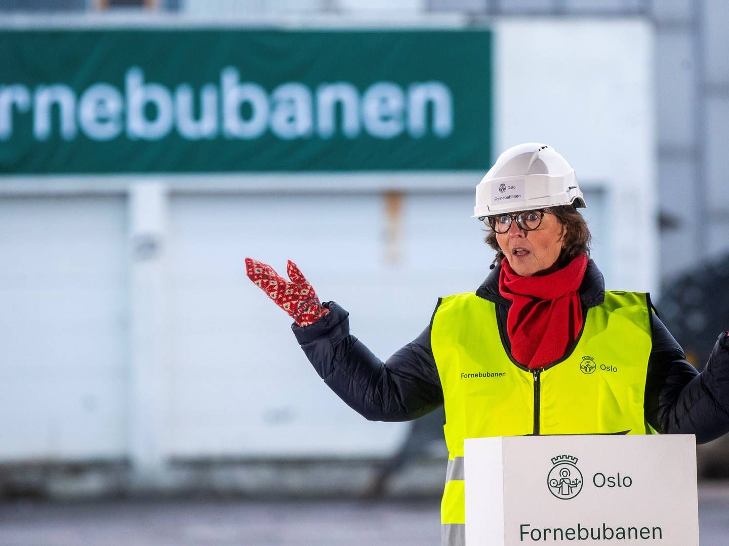 TID OG PENGER: Her er Bærums ordfører Lisbeth Hammer Krog (H) under anleggsstarten av den nye Fornebubanen i desember 2020. Nesten to år senere har ikke Oslo kommune sikret finansieringen som trengs via grunneierbidrag fra eiendomsutviklere langs traseen. | Foto: Terje Pedersen / NTB