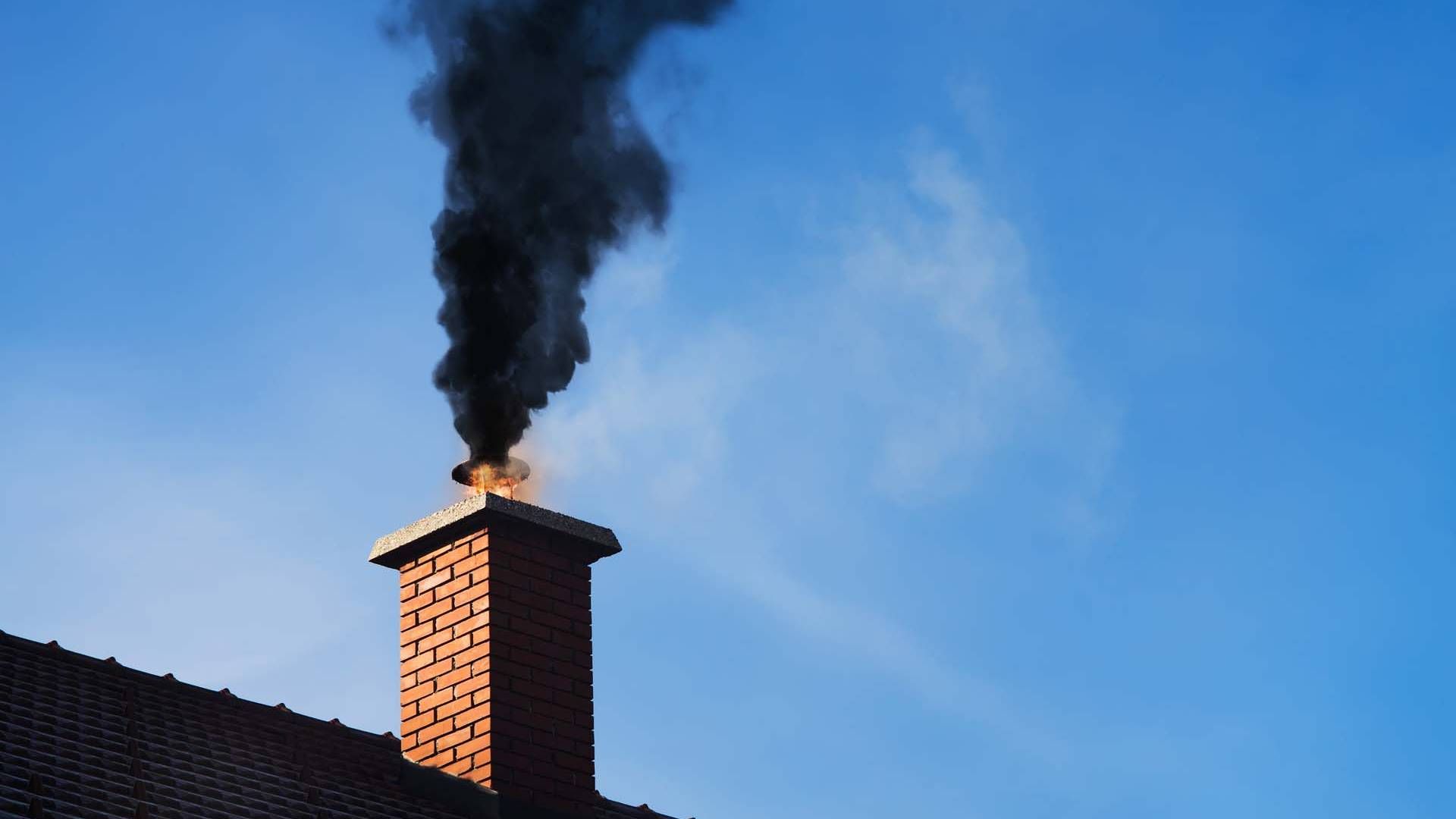 Tryg Forsikring advarer mot pipebrann når "alle" skal fyre med ved grunnet økte strømpriser. | Foto: Shutterstock/Tryg forsikring