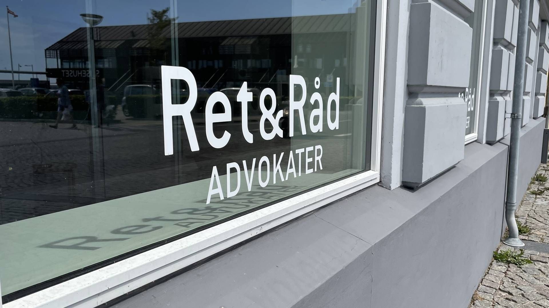 Ret & Råd-logoet skal nu hænges op på VQ Advokaters kontor i Hillerød. | Foto: Steffen Moses/Watch Medier