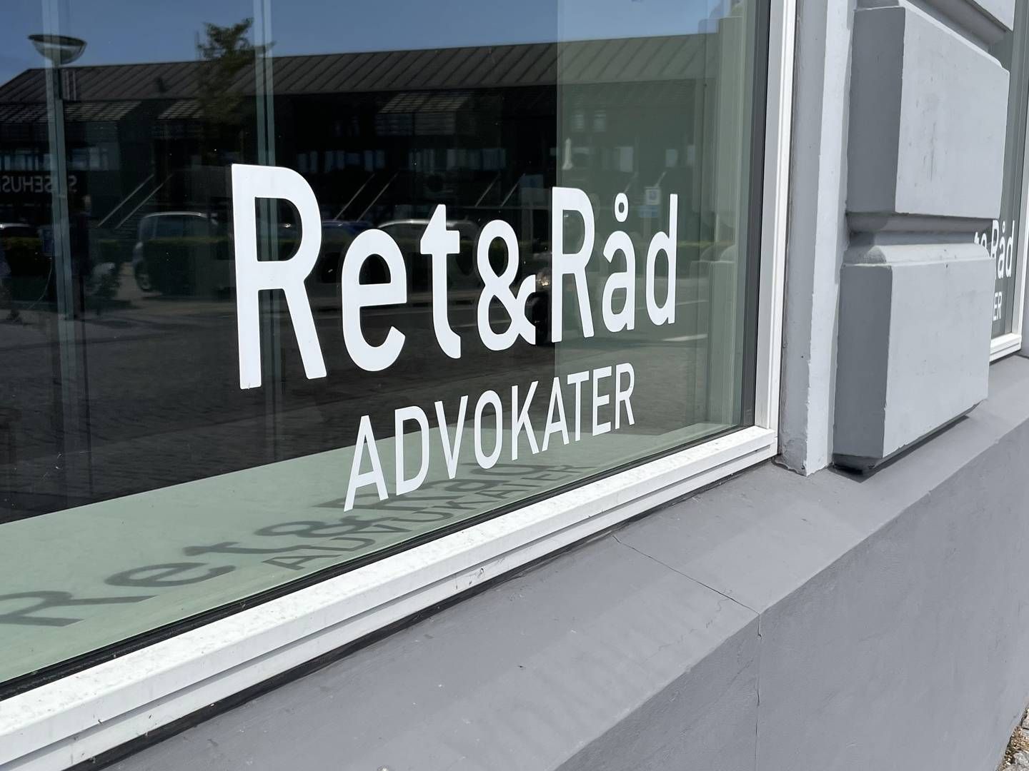 Ret & Råd-logoet skal nu hænges op på VQ Advokaters kontor i Hillerød. | Foto: Steffen Moses/Watch Medier
