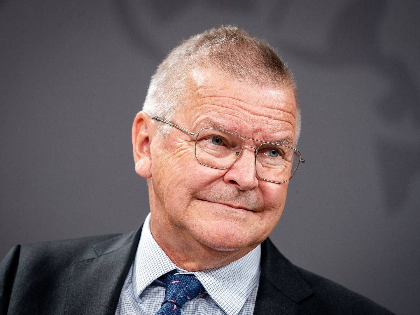 Nationalbankdirektør Lars Rohde ser ingen anden udvej end at sænke efterspørgslen for at få bugt med inflationen. "Lad mig være direkte: Vi kommer til at mærke det alle sammen," siger han på et pressemøde onsdag. | Foto: Ida Marie Odgaard/Ritzau Scanpix