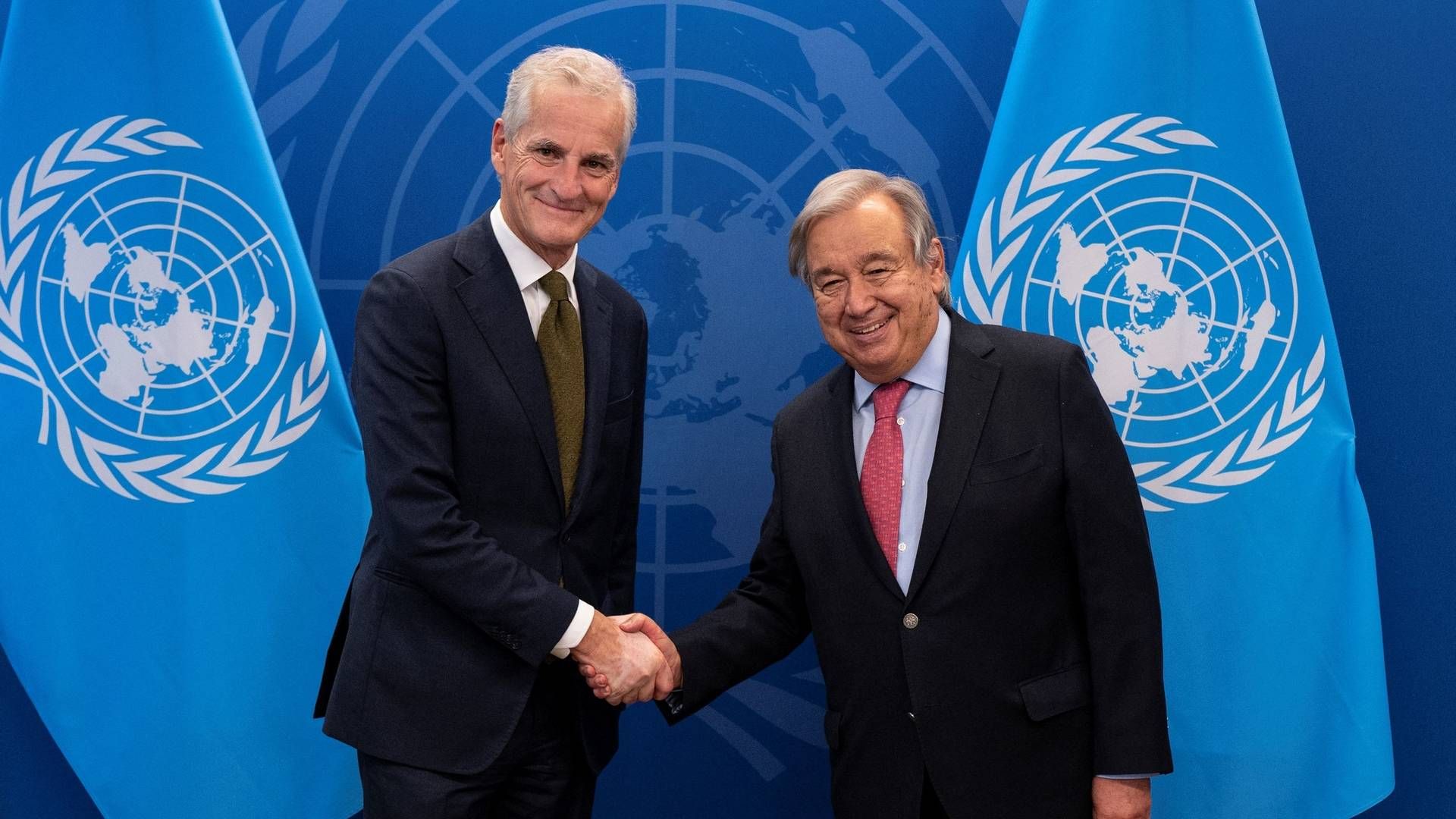 Den norske statsminister, Jonas Gahr Støre (t.v.) hilser på FN's generalsekretær Antonio Guterres i New York. | Foto: Craig Ruttle/AFP / POOL