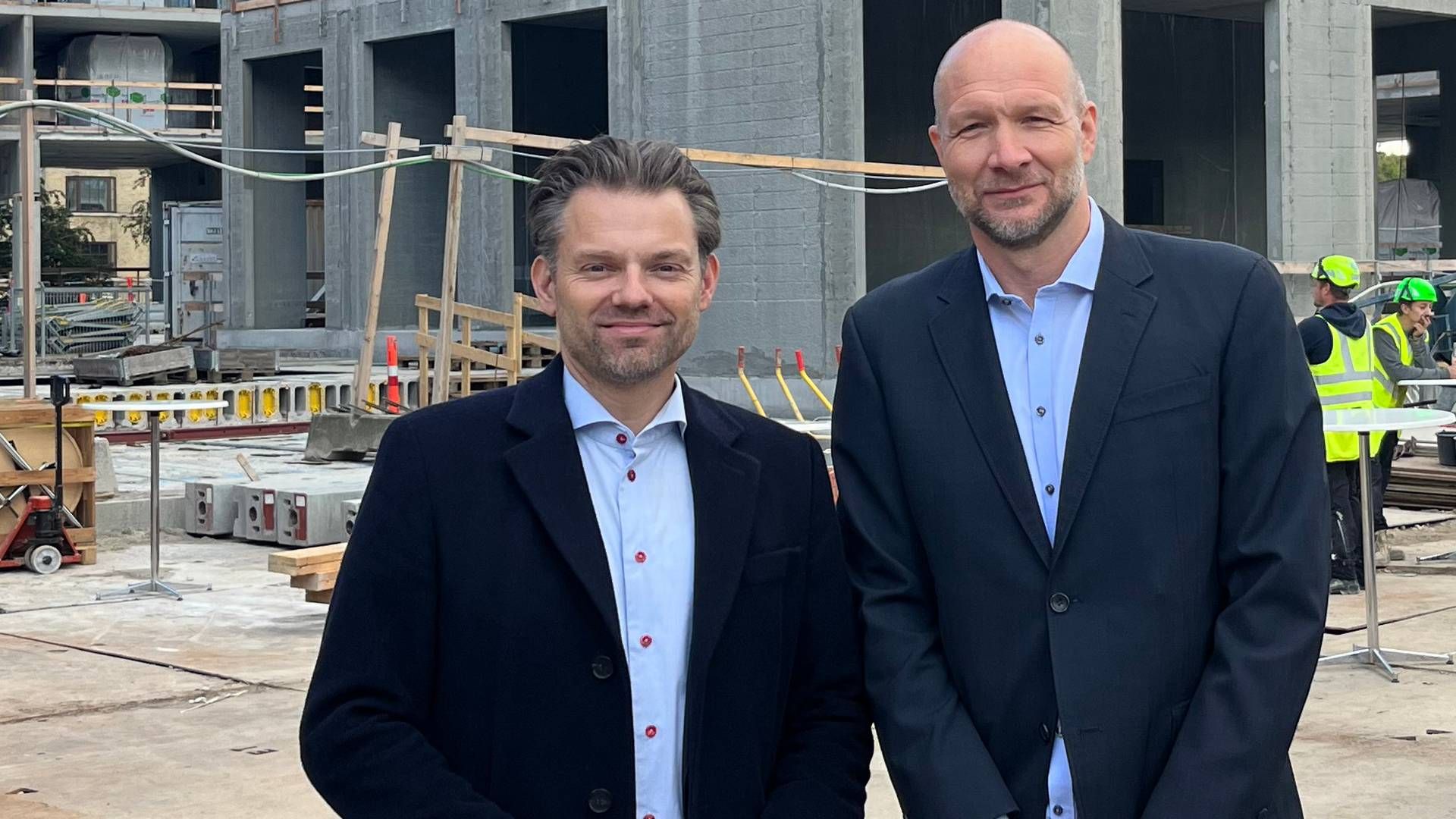 Frederiksbergs borgmester Micheal Vindfeldt (t.v.) og Olli Fischer, Head of Investments, Nrep, ved rejsegilde for Rolighedsvej Bycampus. | Foto: PR / Nrep